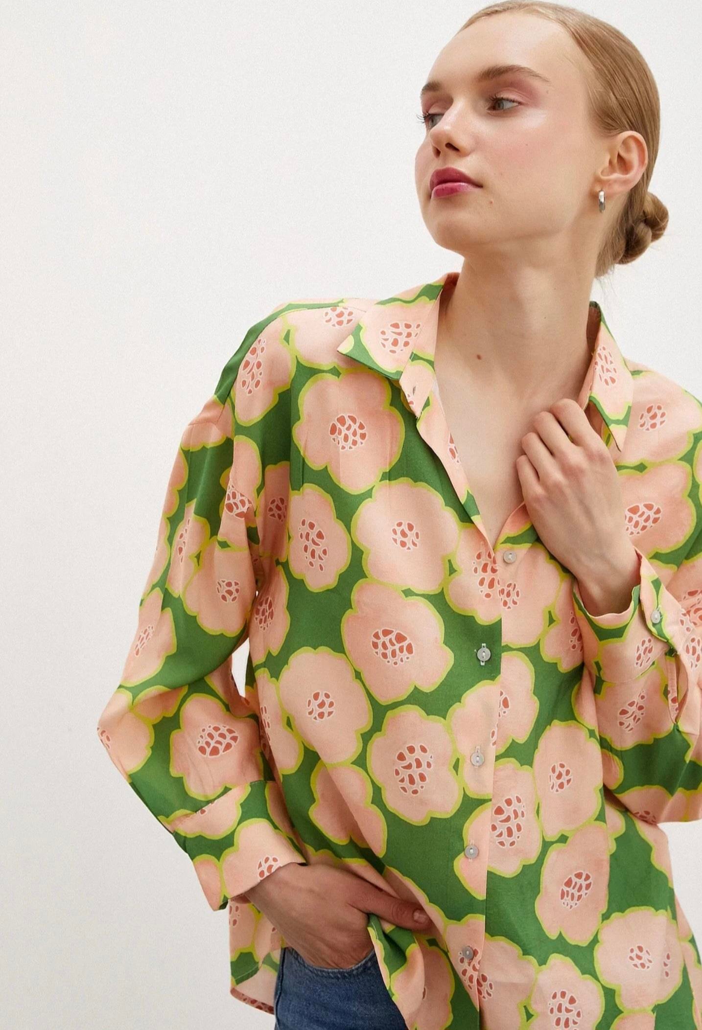 pembe çiçekli gömlek