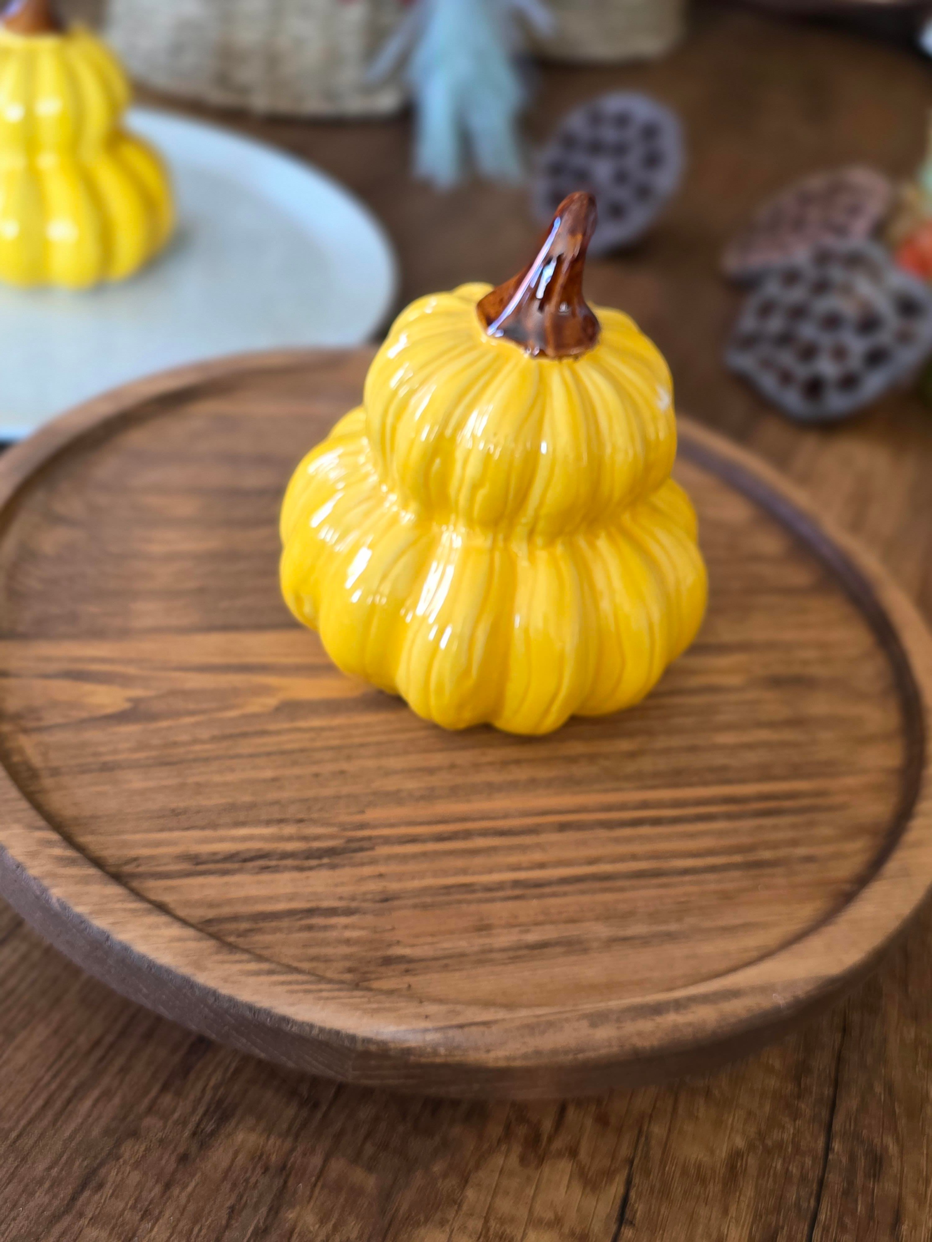 porselen kabaklı ayaklı ahşap sunum tabağı hardal