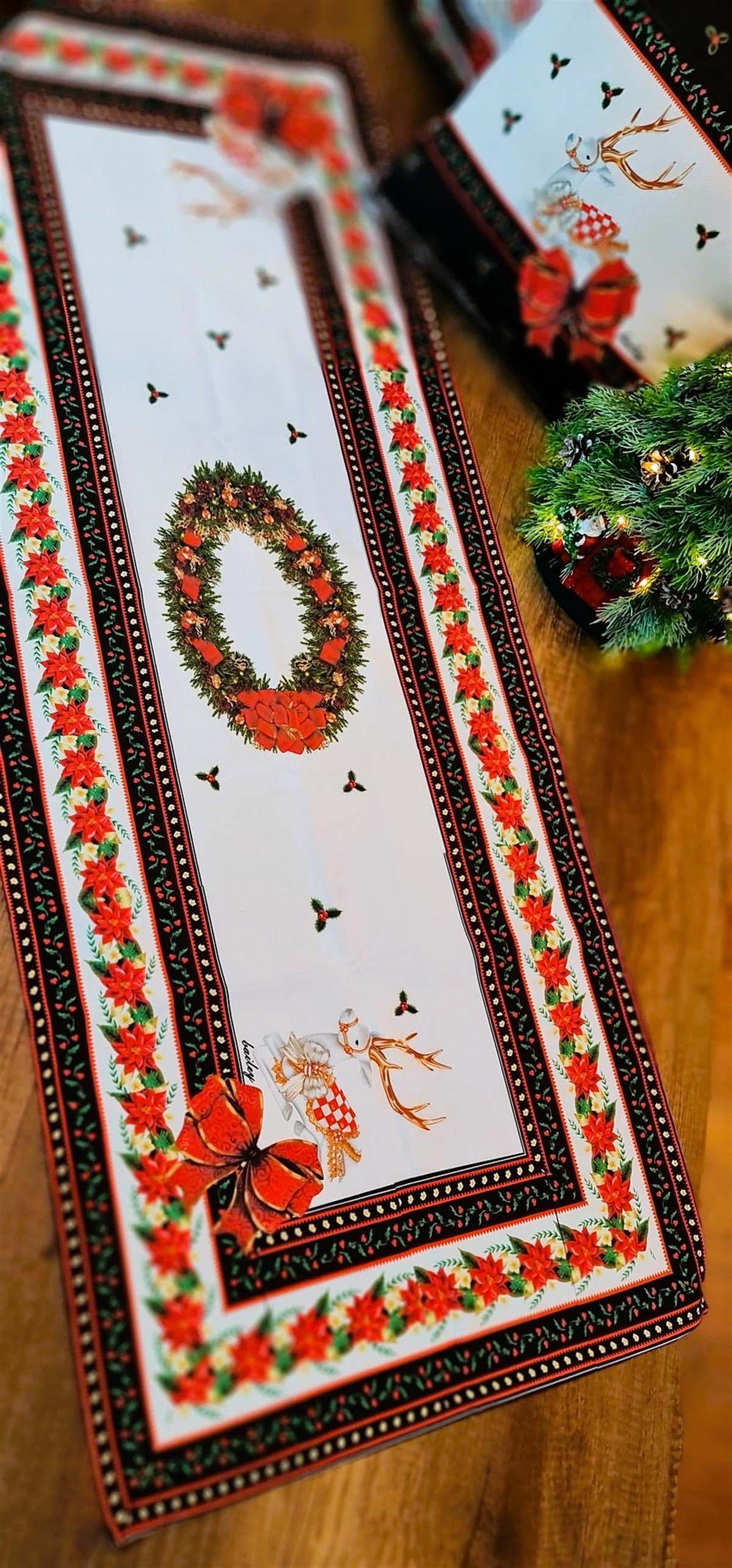 Red poinsettia runner 140*55 cm