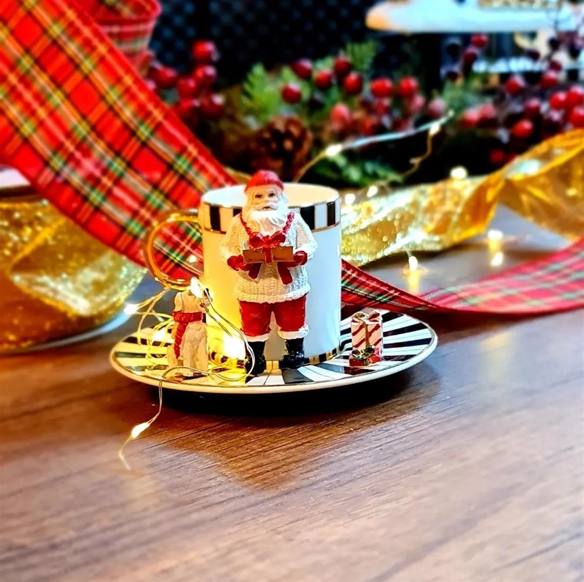 santa in the kitchen fincan kırmızı