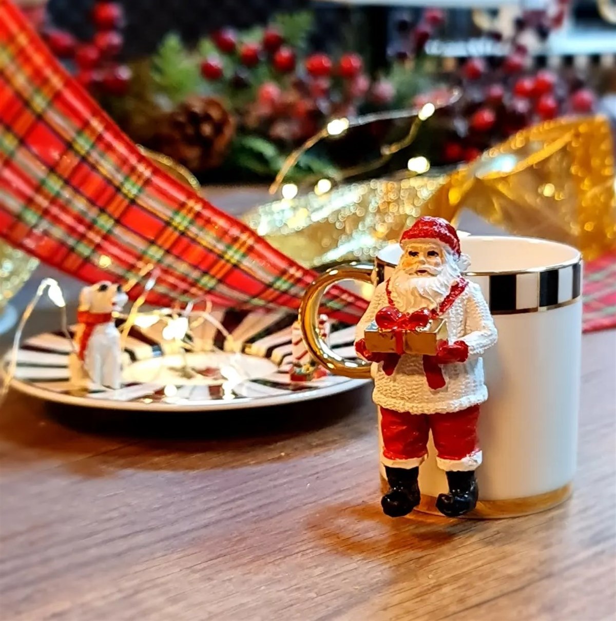 santa in the kitchen fincan kırmızı