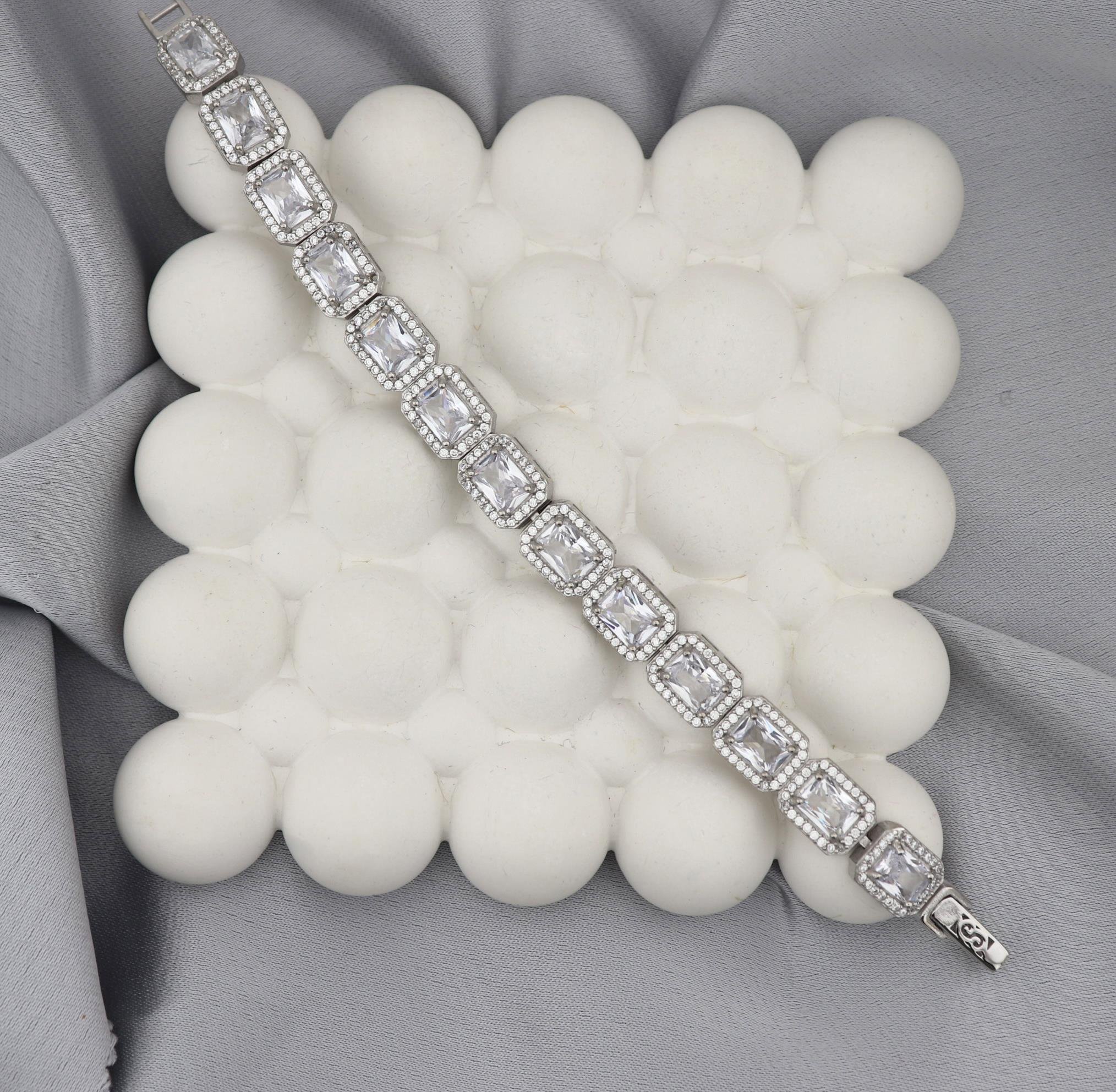 925 Ayar Gümüş Beyaz Baget Taşlı Bileklik