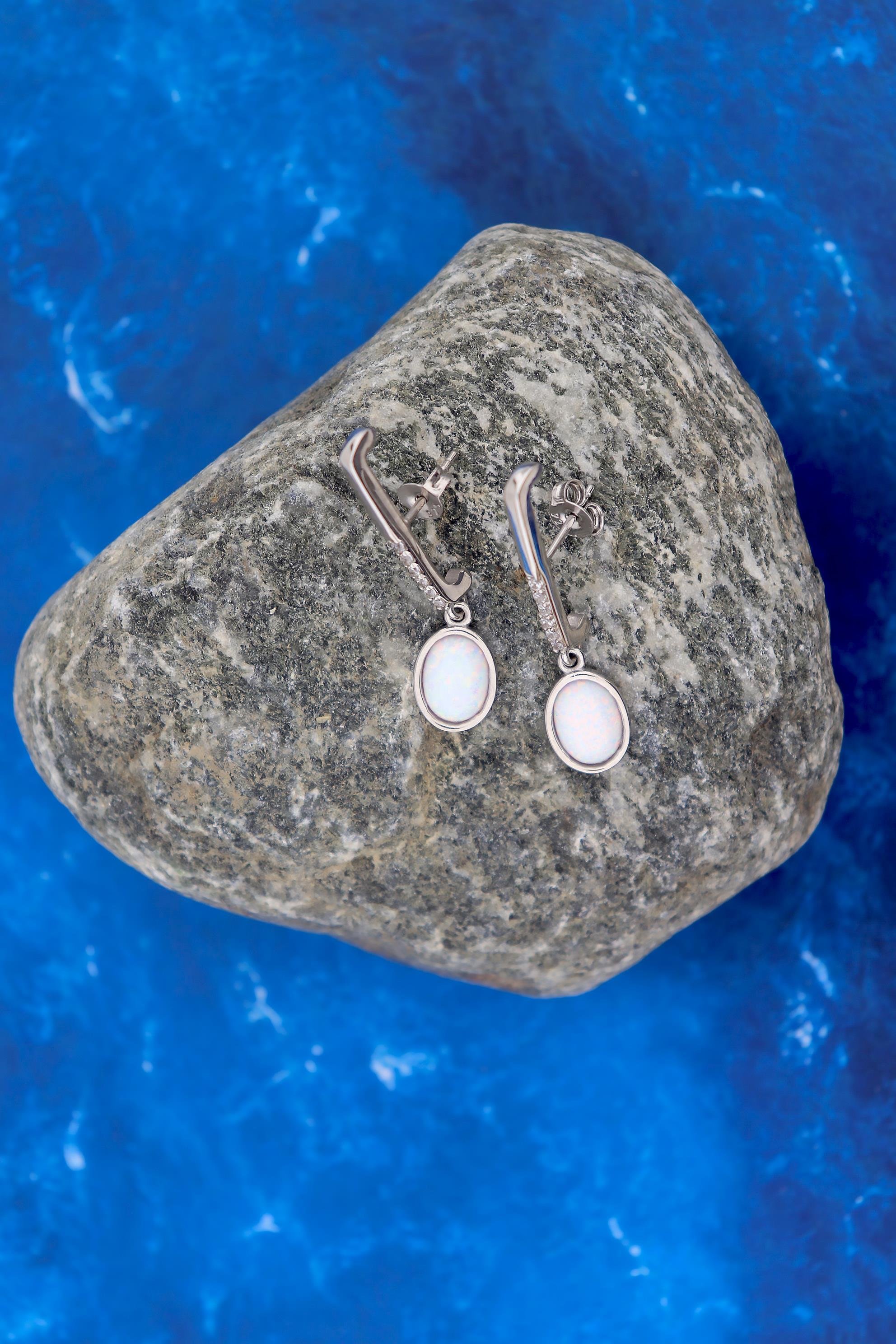 925 Ayar Gümüş Beyaz Opal Oval Taşlı Küpe