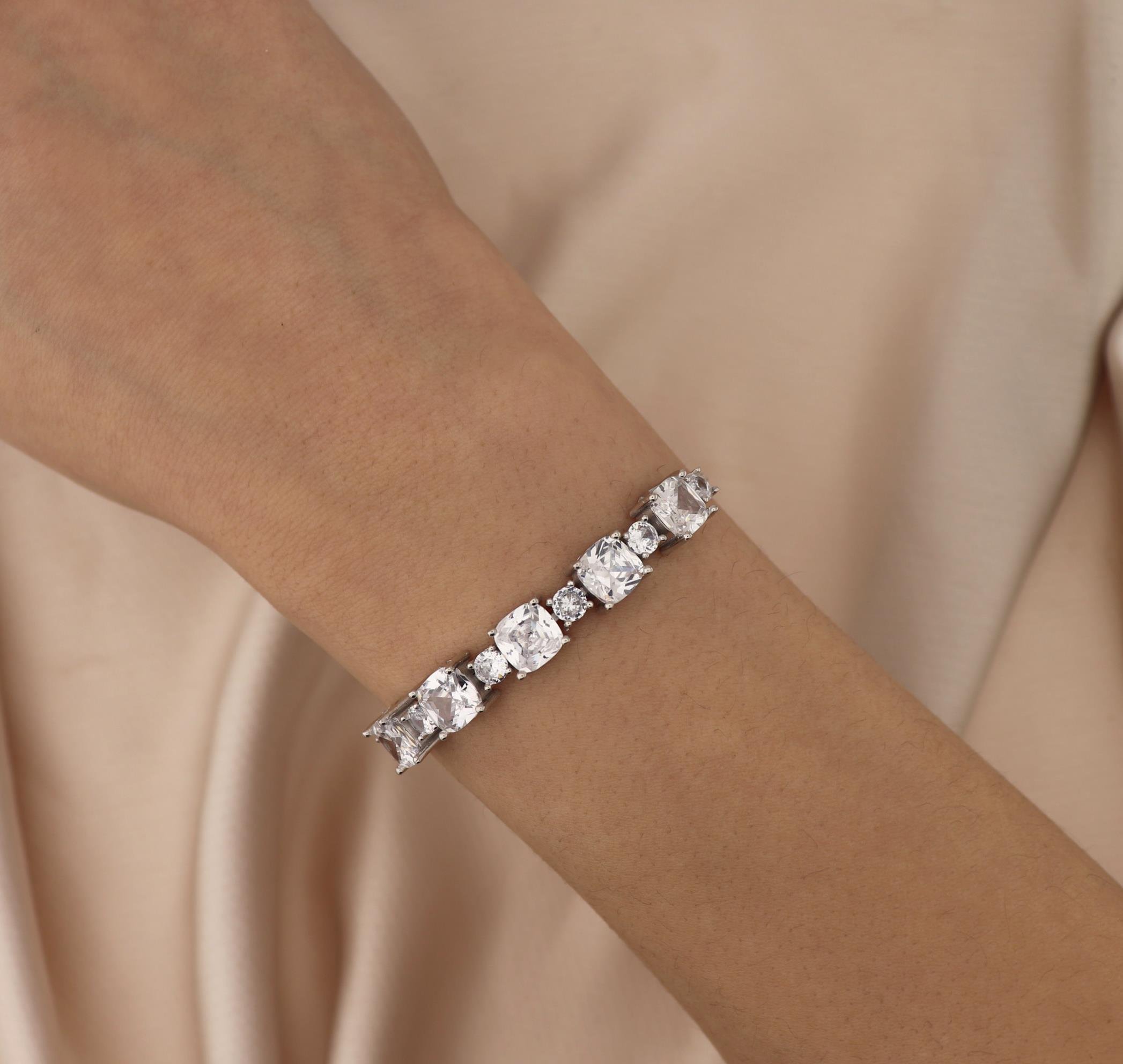 925 Ayar Gümüş Beyaz Taşlı Asansörlü Bileklik