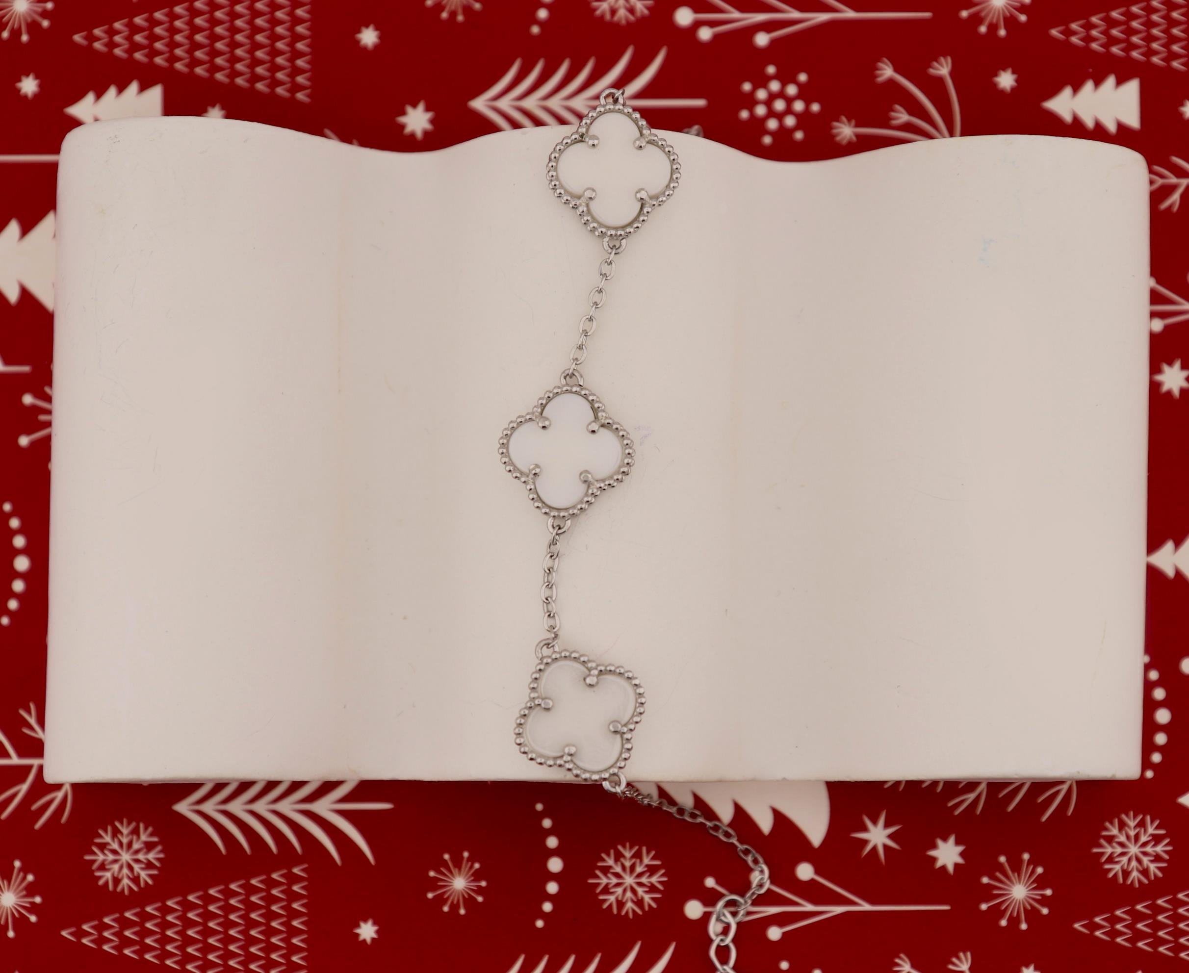 925 Ayar Gümüş Beyaz Taşlı Yonca Bileklik