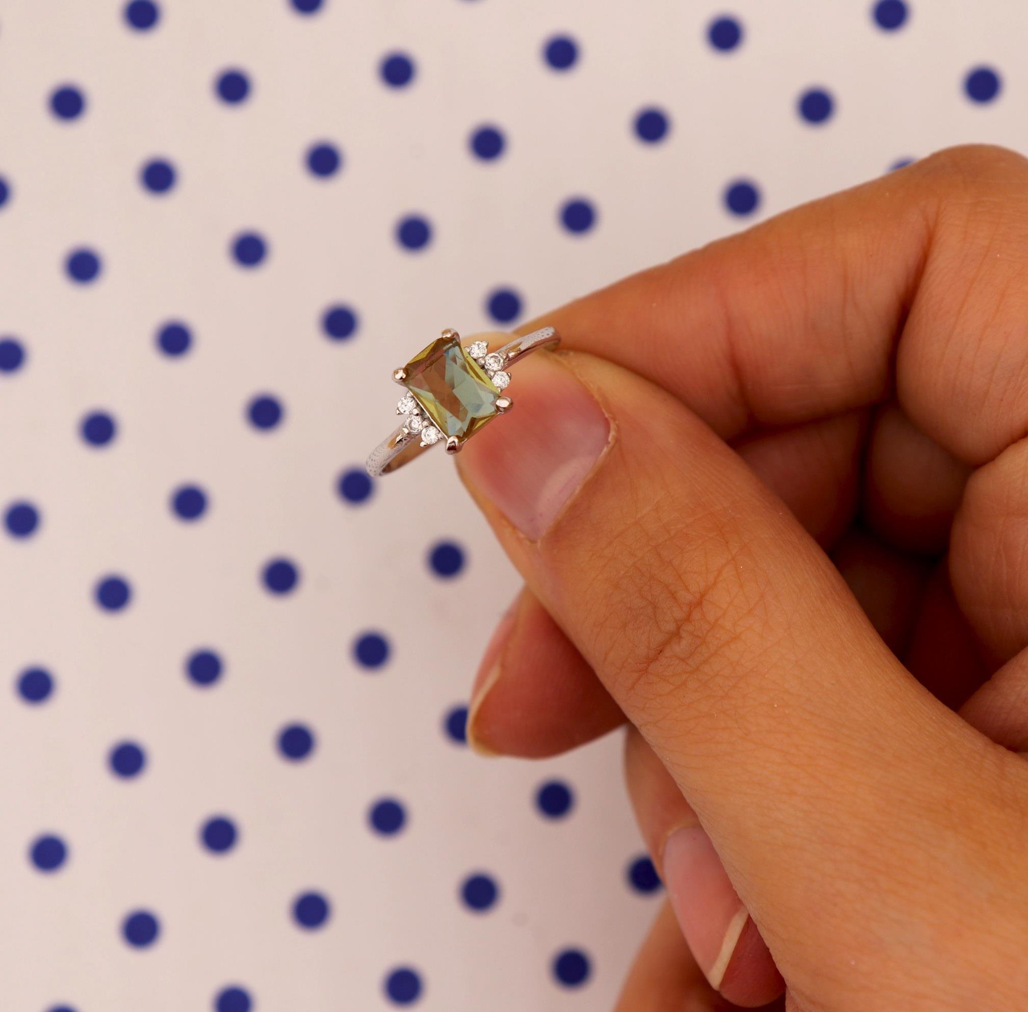 925 Ayar Gümüş Zultanit Baget Taşlı Yüzük