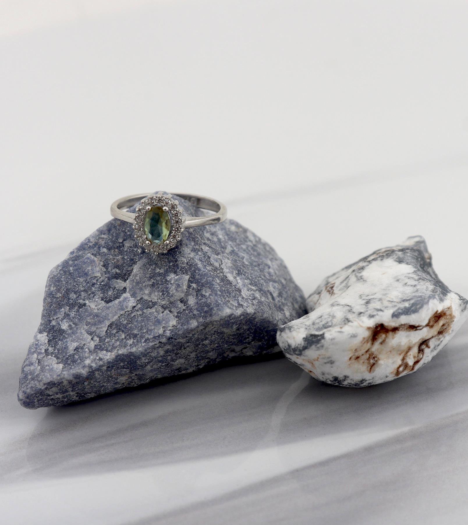 925 Ayar Gümüş Zultanit Oval Taşlı Anturaj Yüzük