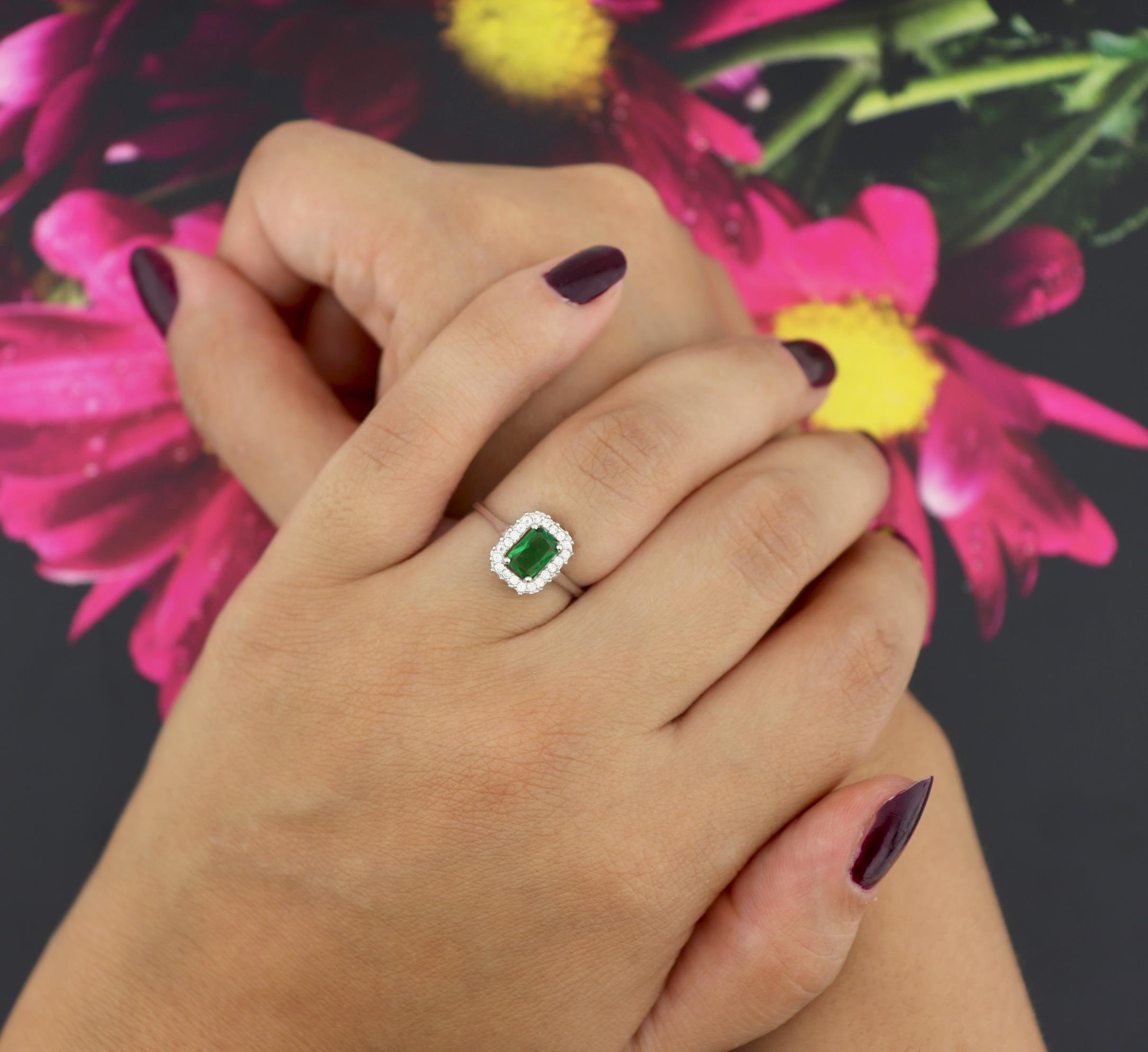 925 Ayar Gümüş Zümrüt Kare Taşlı Pırlanta Montür Kolye