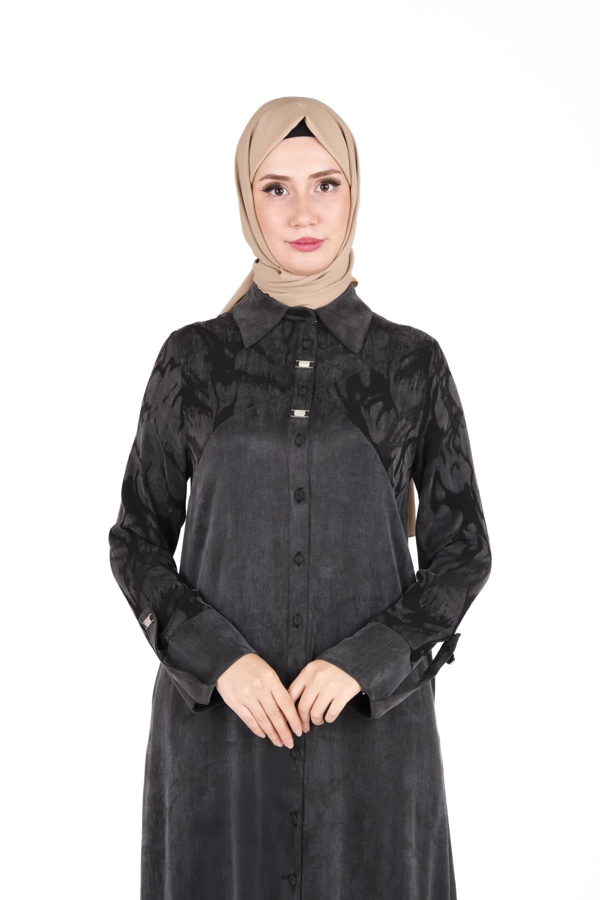 Beyza-Beyza Kendinden Desenli Yakası Kurdele Detaylı Siyah Elbise 9412