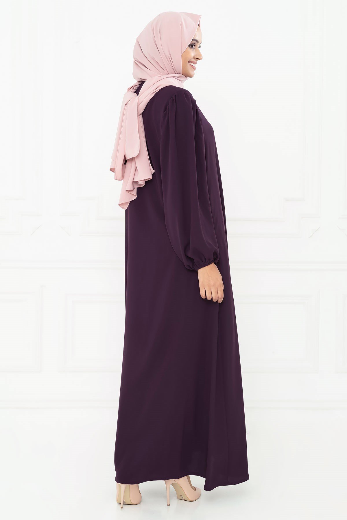 Beyza-عباءة باللون الأرجواني الداكن وبتفاصيل من الزركشة 3M3229