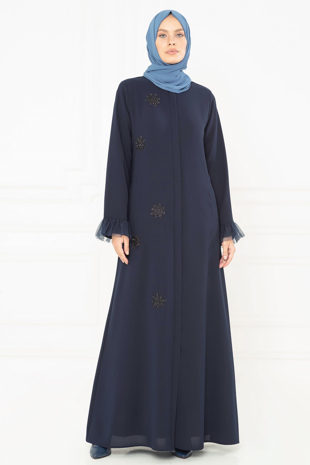 Beyza-عباءة باللون الكحلي بتفاصيل شبكيّة ومرصّعة بالأحجار الكريمة 3M3195