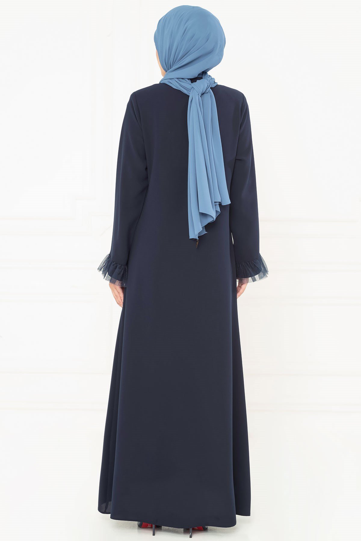 Beyza-عباءة باللون الكحلي بتفاصيل شبكيّة ومرصّعة بالأحجار الكريمة 3M3195