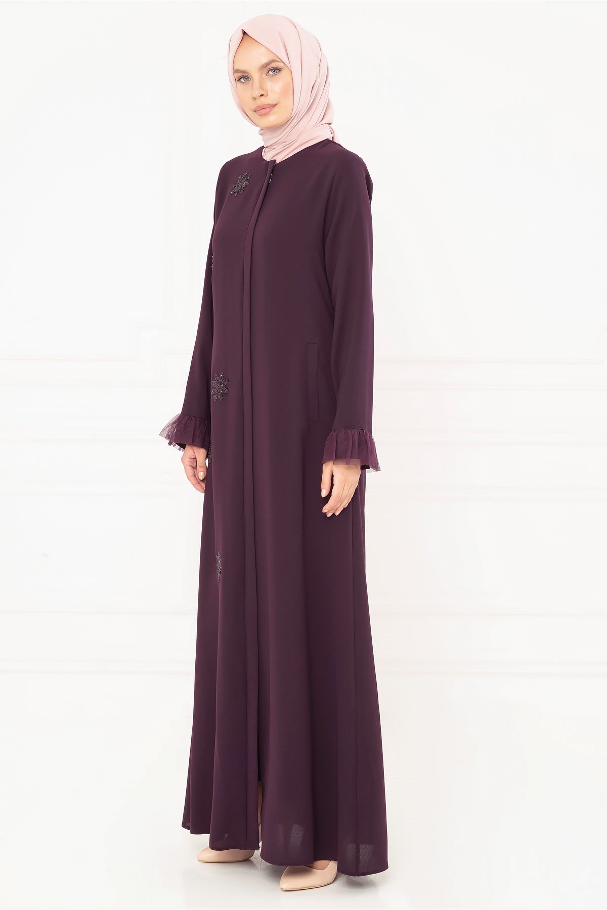 Beyza-عباءة باللون الأرجواني الداكن بتفاصيل شبكيّة ومرصّعة بالأحجار الكريمة 3M3195