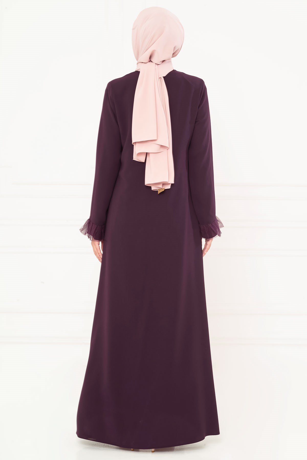 Beyza-عباءة باللون الأرجواني الداكن بتفاصيل شبكيّة ومرصّعة بالأحجار الكريمة 3M3195