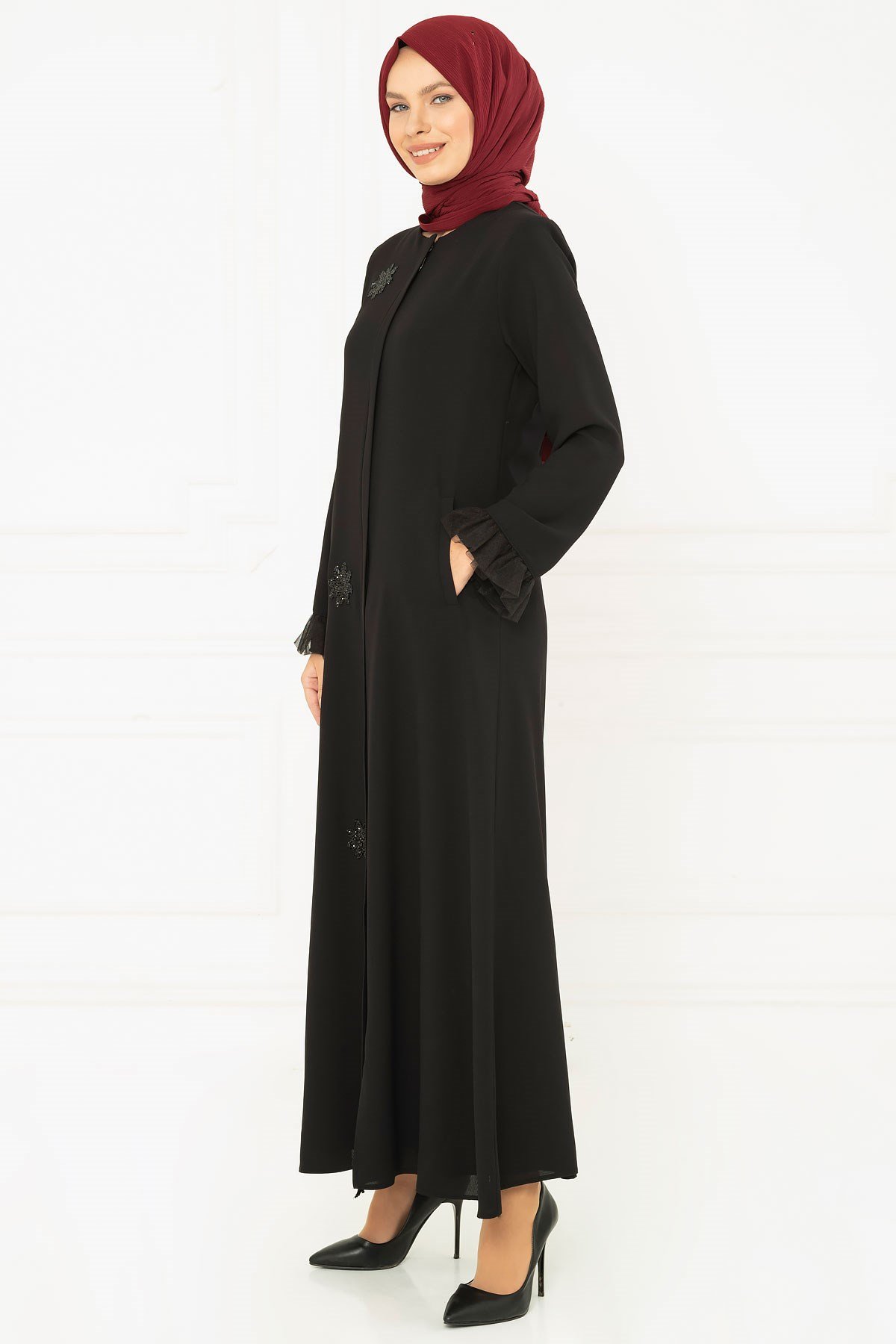 Beyza-عباءة باللون الأسود بتفاصيل شبكيّة ومرصّعة بالأحجار الكريمة 3M3195