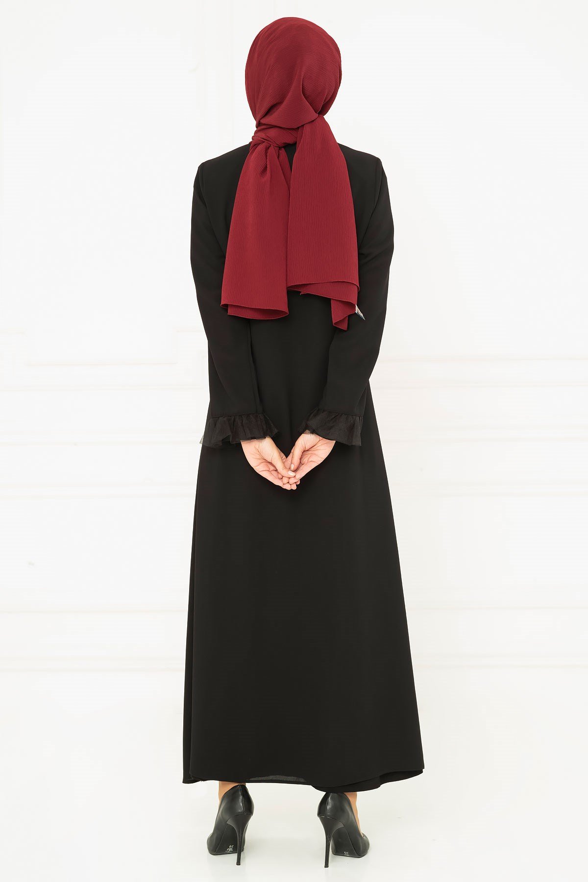 Beyza-عباءة باللون الأسود بتفاصيل شبكيّة ومرصّعة بالأحجار الكريمة 3M3195