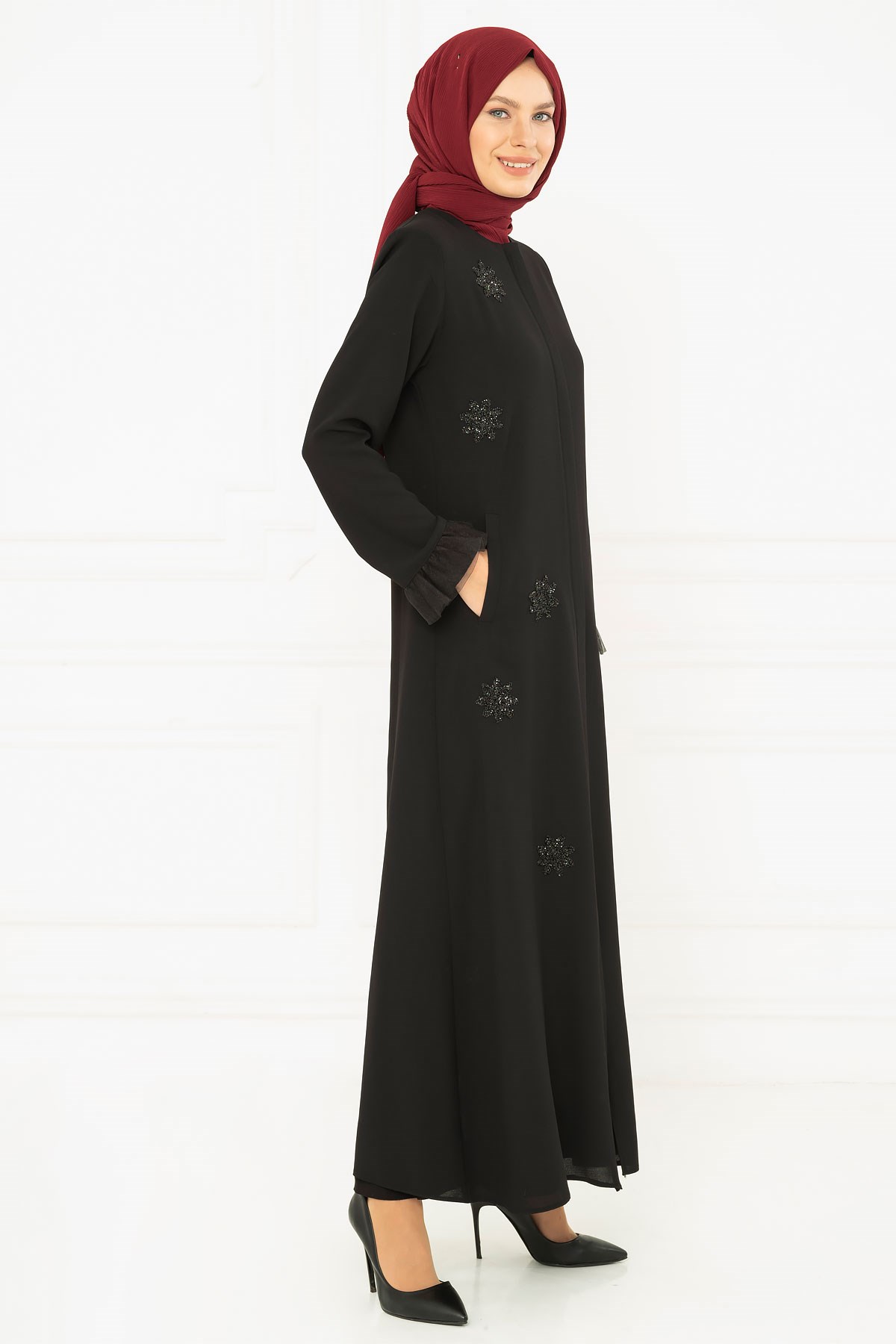 Beyza-عباءة باللون الأسود بتفاصيل شبكيّة ومرصّعة بالأحجار الكريمة 3M3195