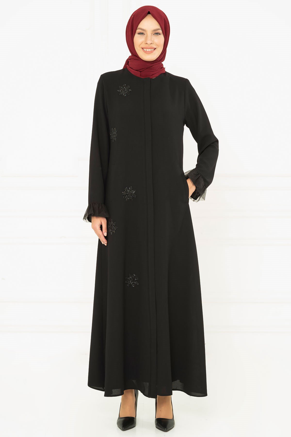 Beyza-عباءة باللون الأسود بتفاصيل شبكيّة ومرصّعة بالأحجار الكريمة 3M3195
