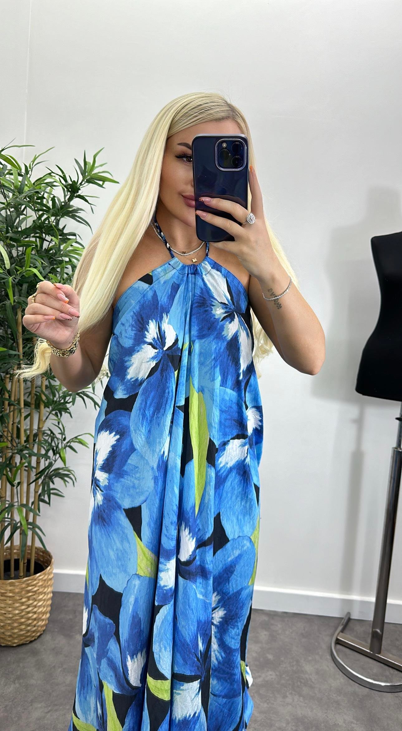 Boyundan Bağlamalı Tasarım Elbise