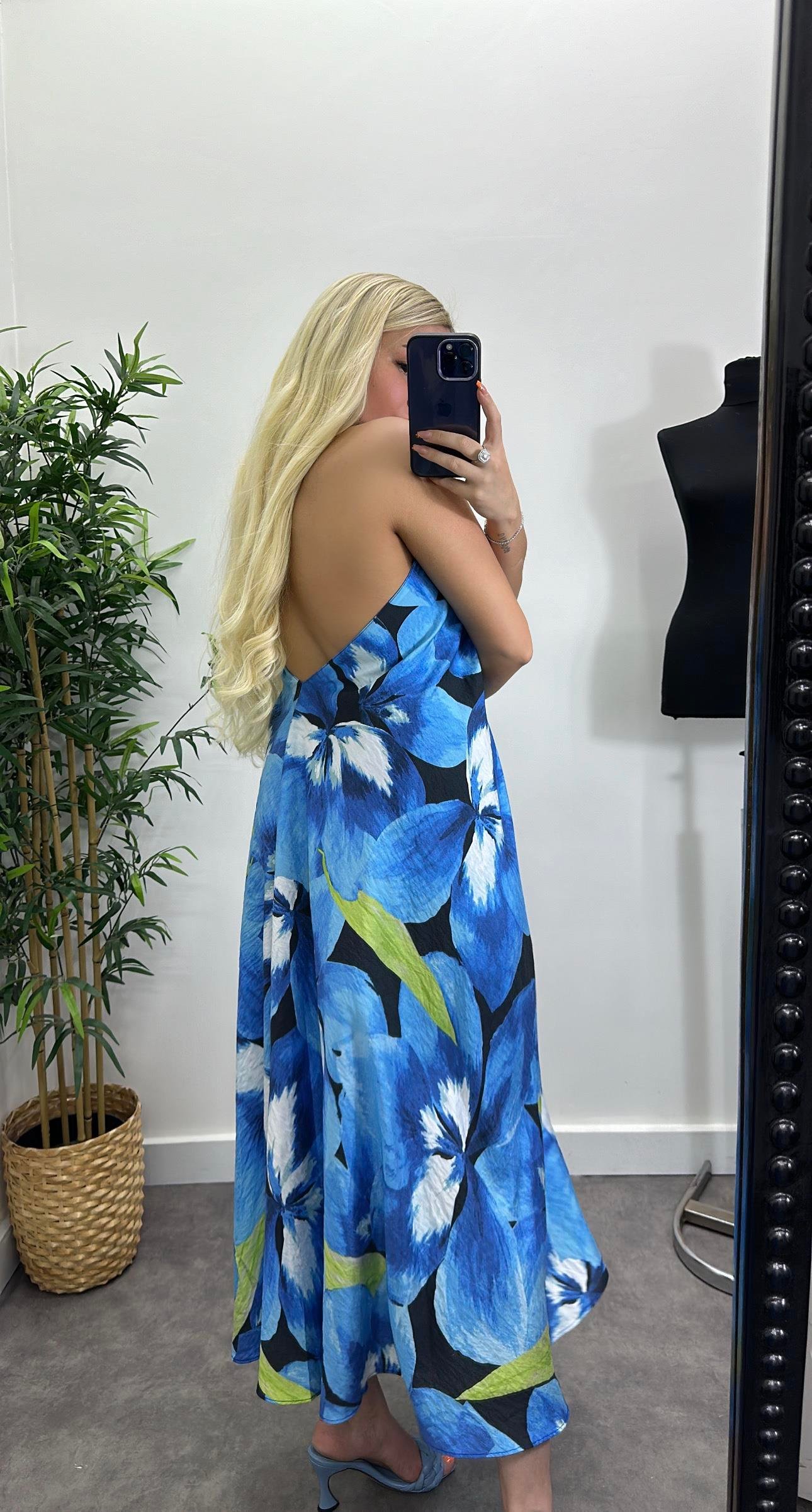 Boyundan Bağlamalı Tasarım Elbise