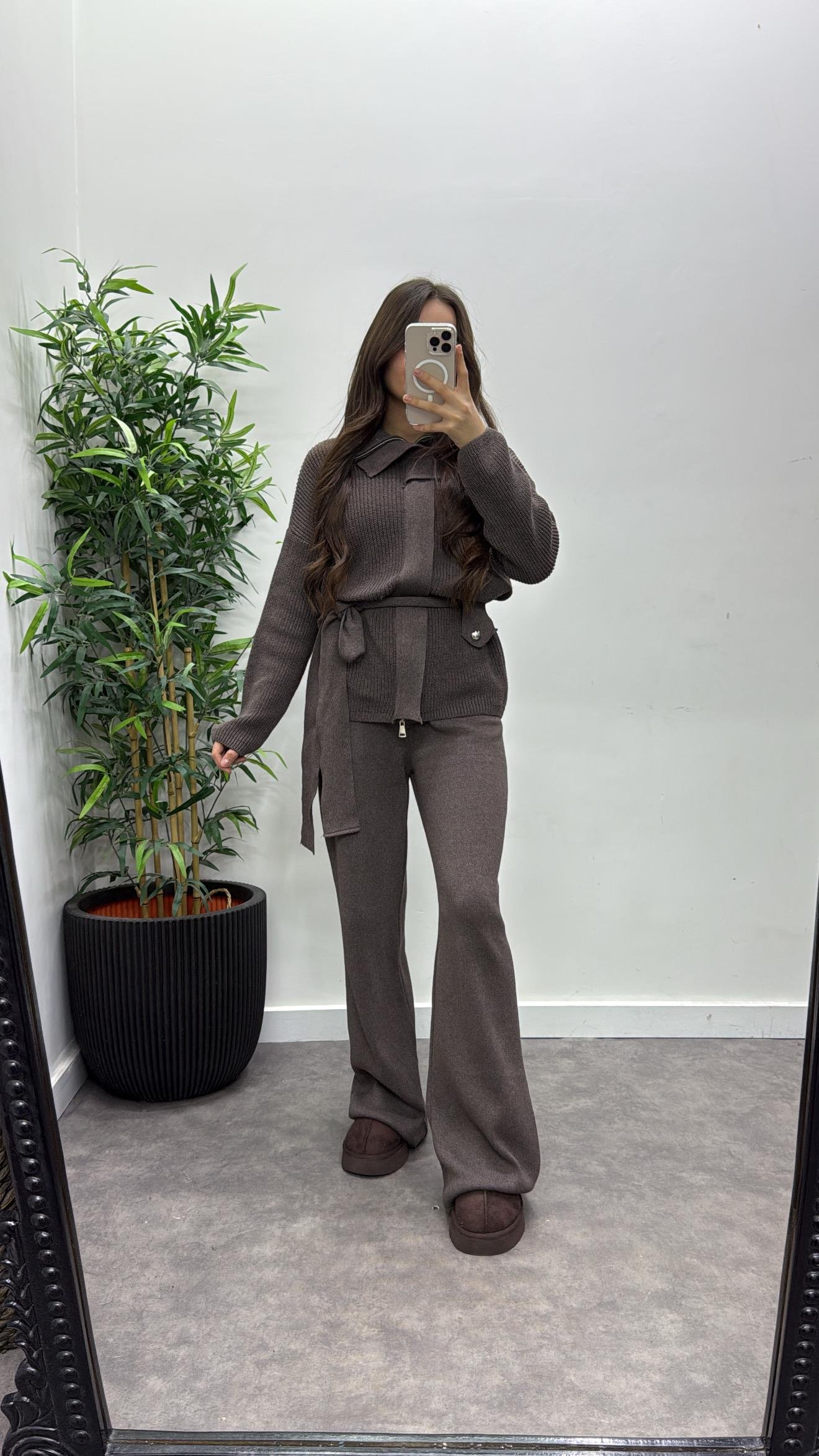 Büyük Düğme Detaylı Triko Takım