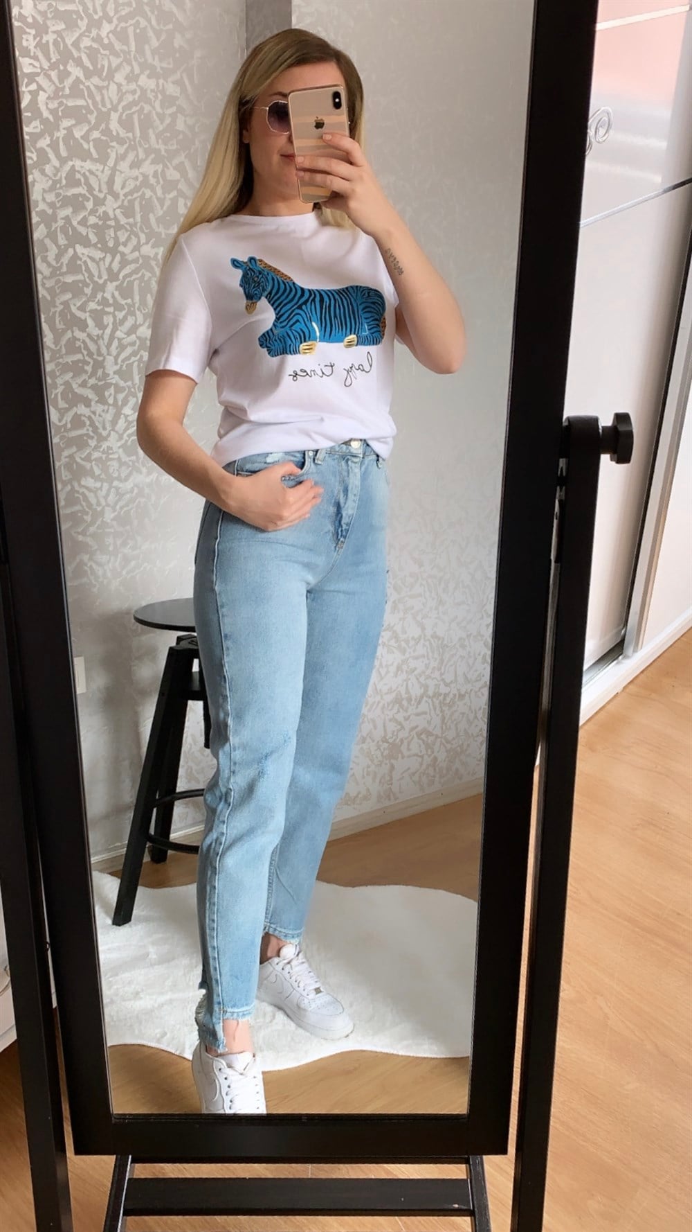 Slim Model Arka Paça Yırtık Jean