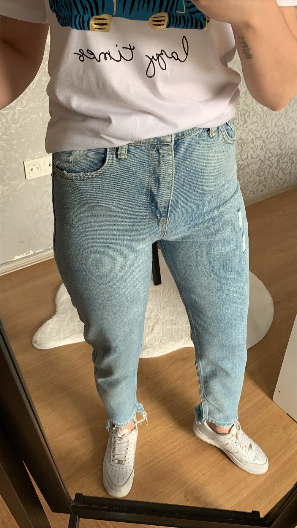 Slim Model Arka Paça Yırtık Jean
