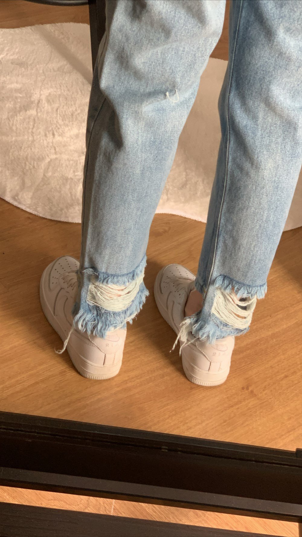 Slim Model Arka Paça Yırtık Jean