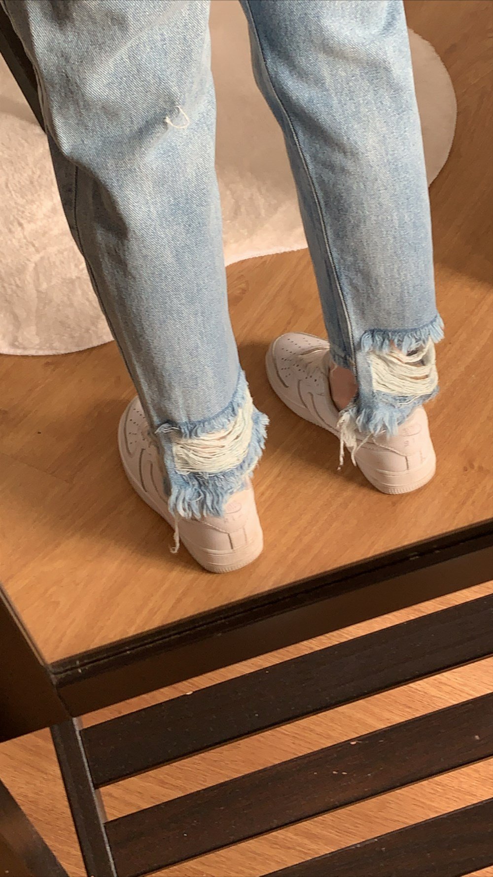 Slim Model Arka Paça Yırtık Jean