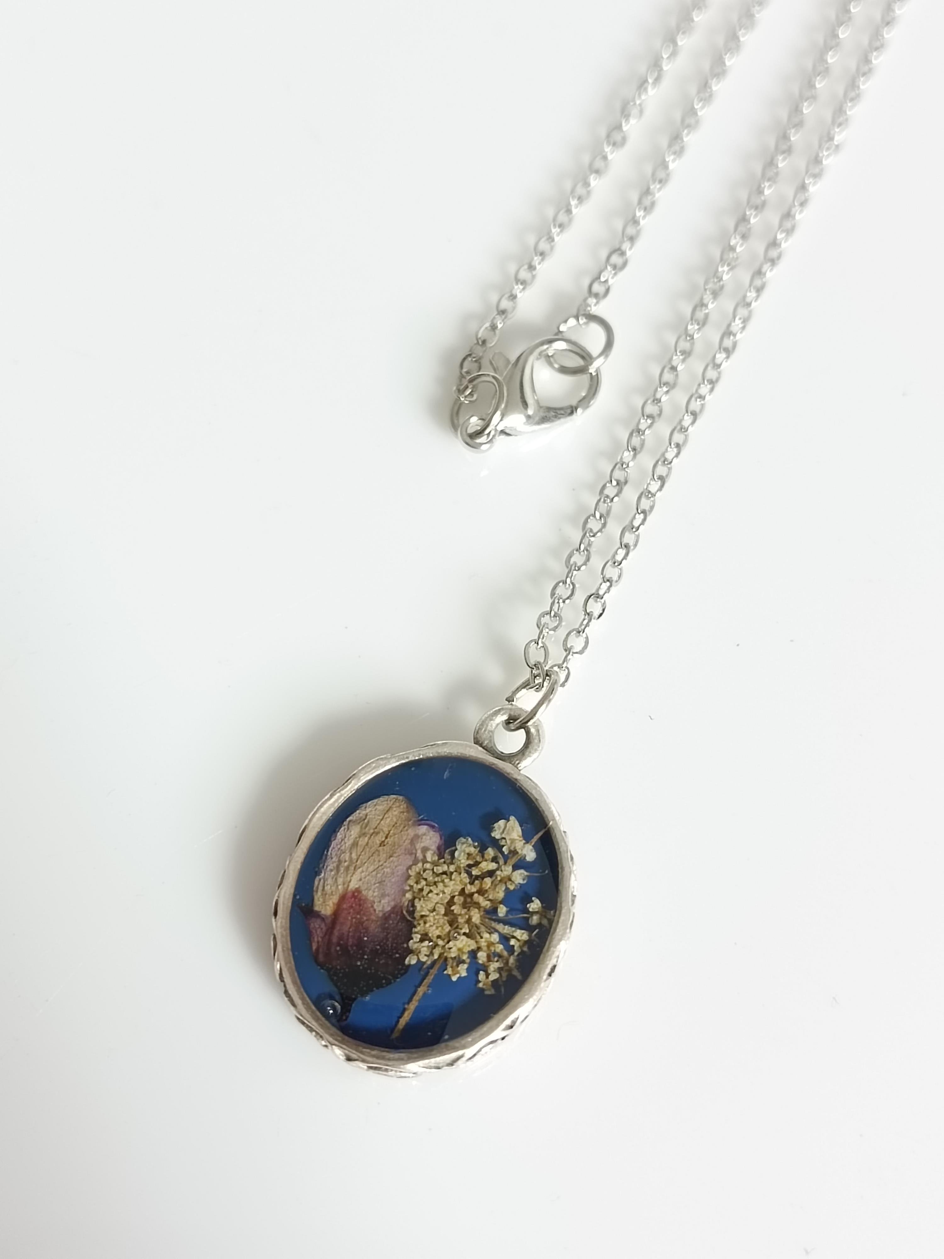 kurutulmuş çiçekten kolye