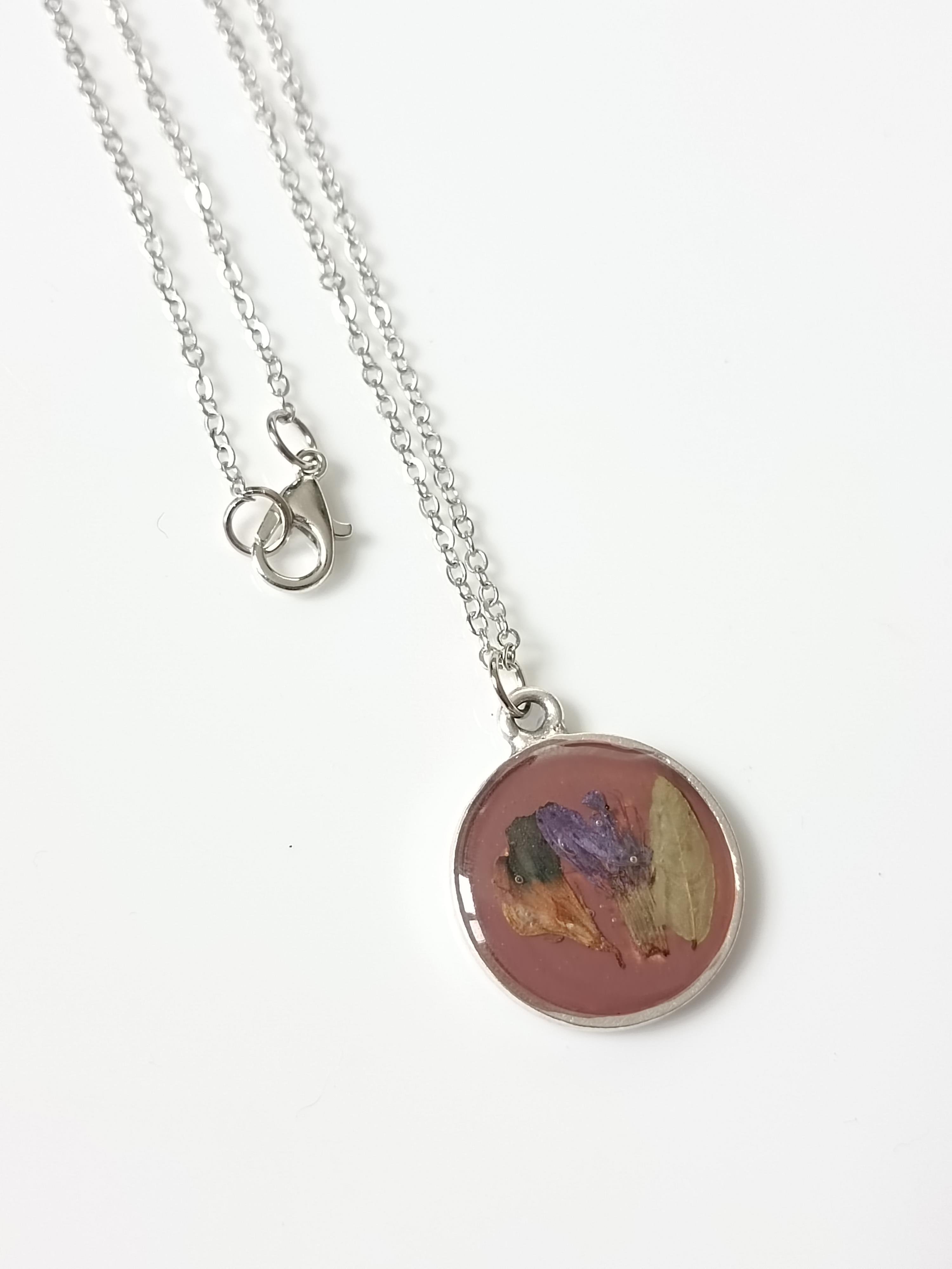 Kurutulmuş Çiçekten Kolye