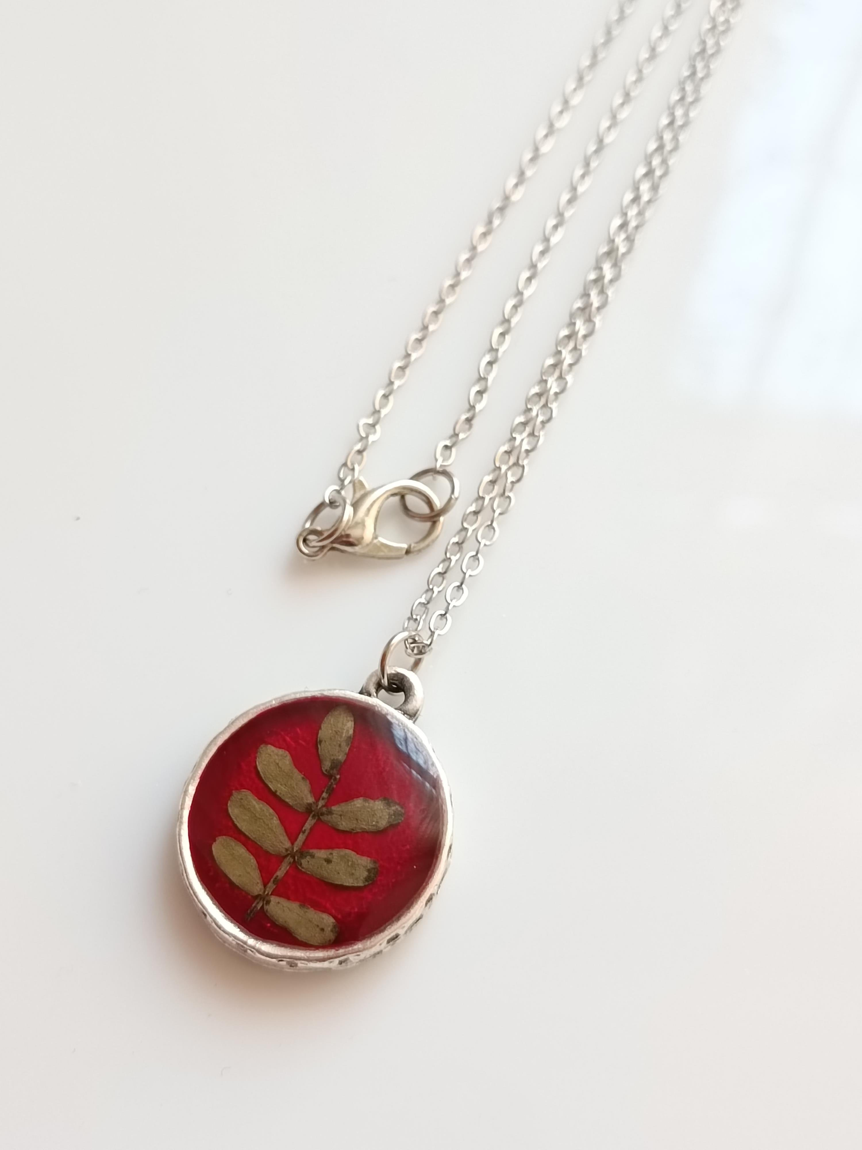 Kurutulmuş Çiçekten Kolye