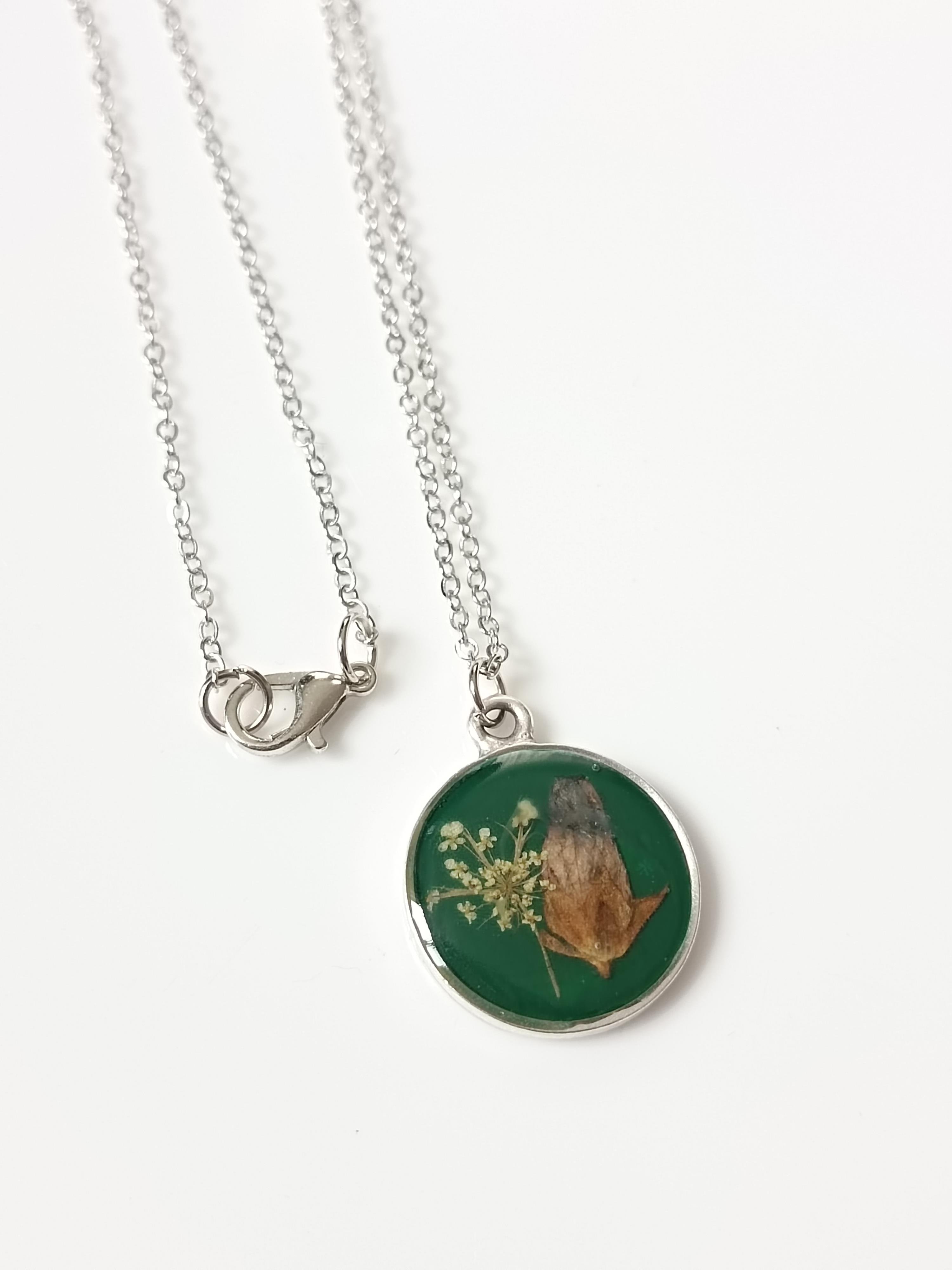 Kurutulmuş Çiçekten Kolye