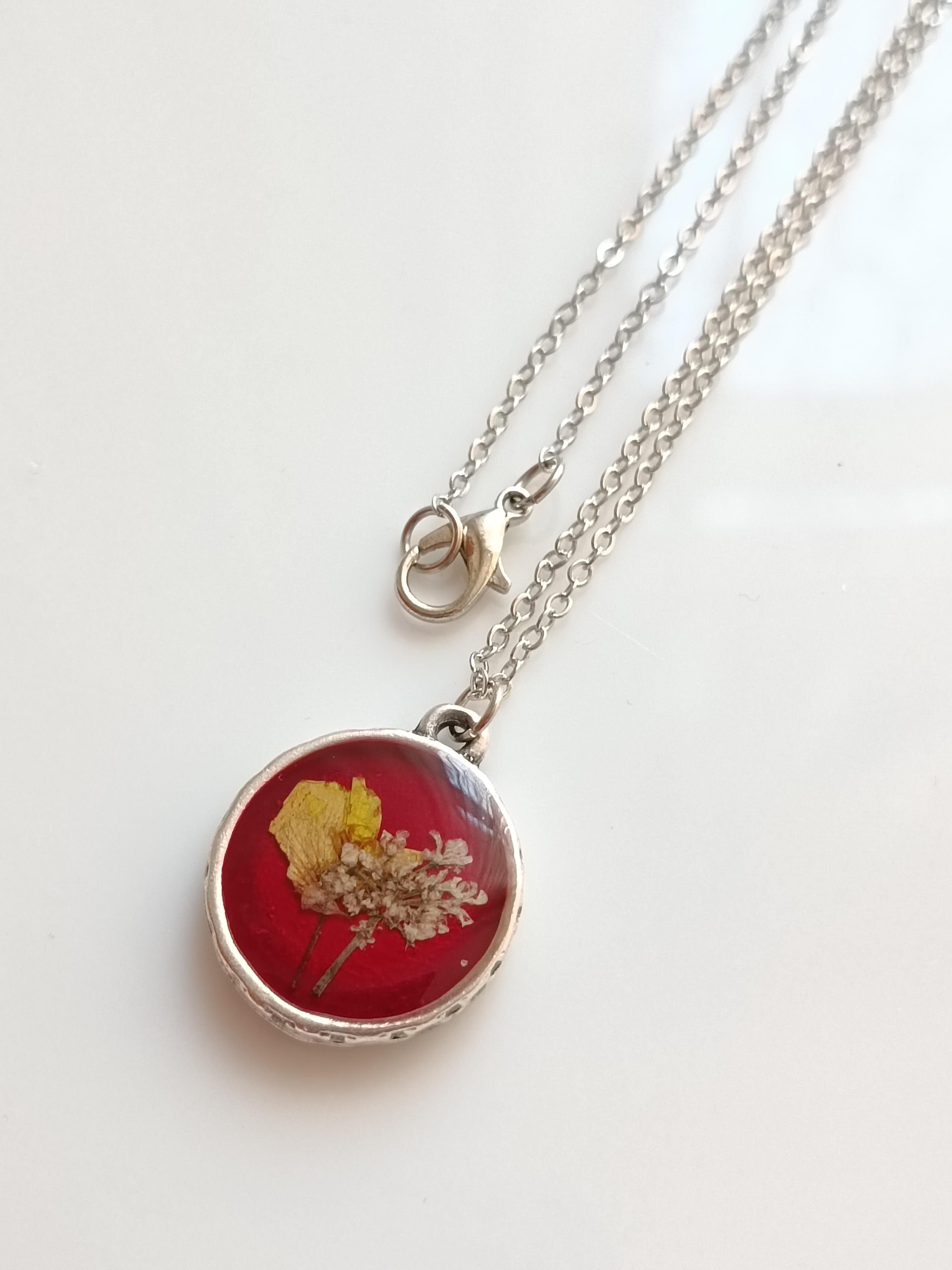 Kurutulmuş Çiçekten Kolye