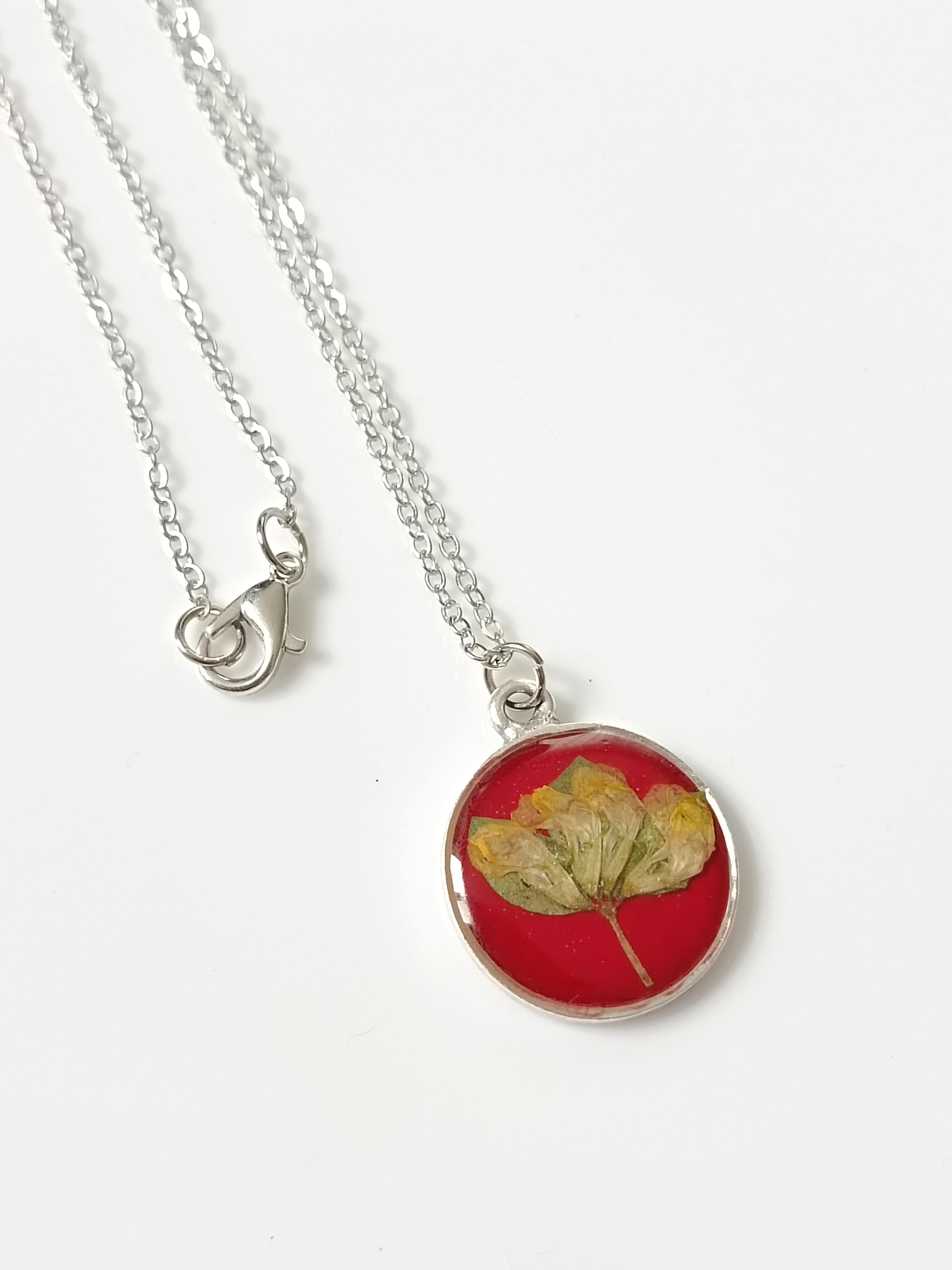 Kurutulmuş Çiçekten Kolye