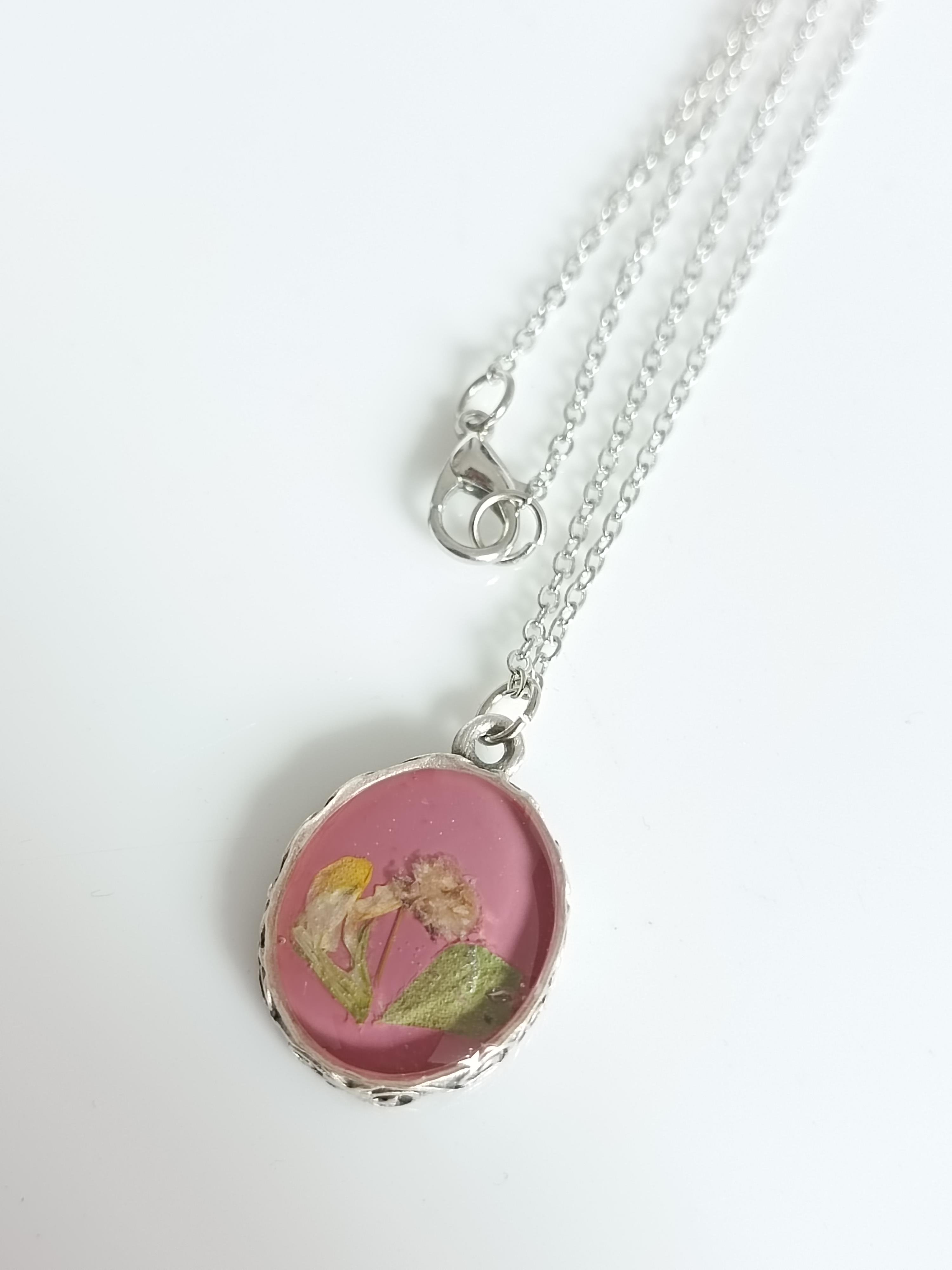 kurutulmuş çiçekten kolye