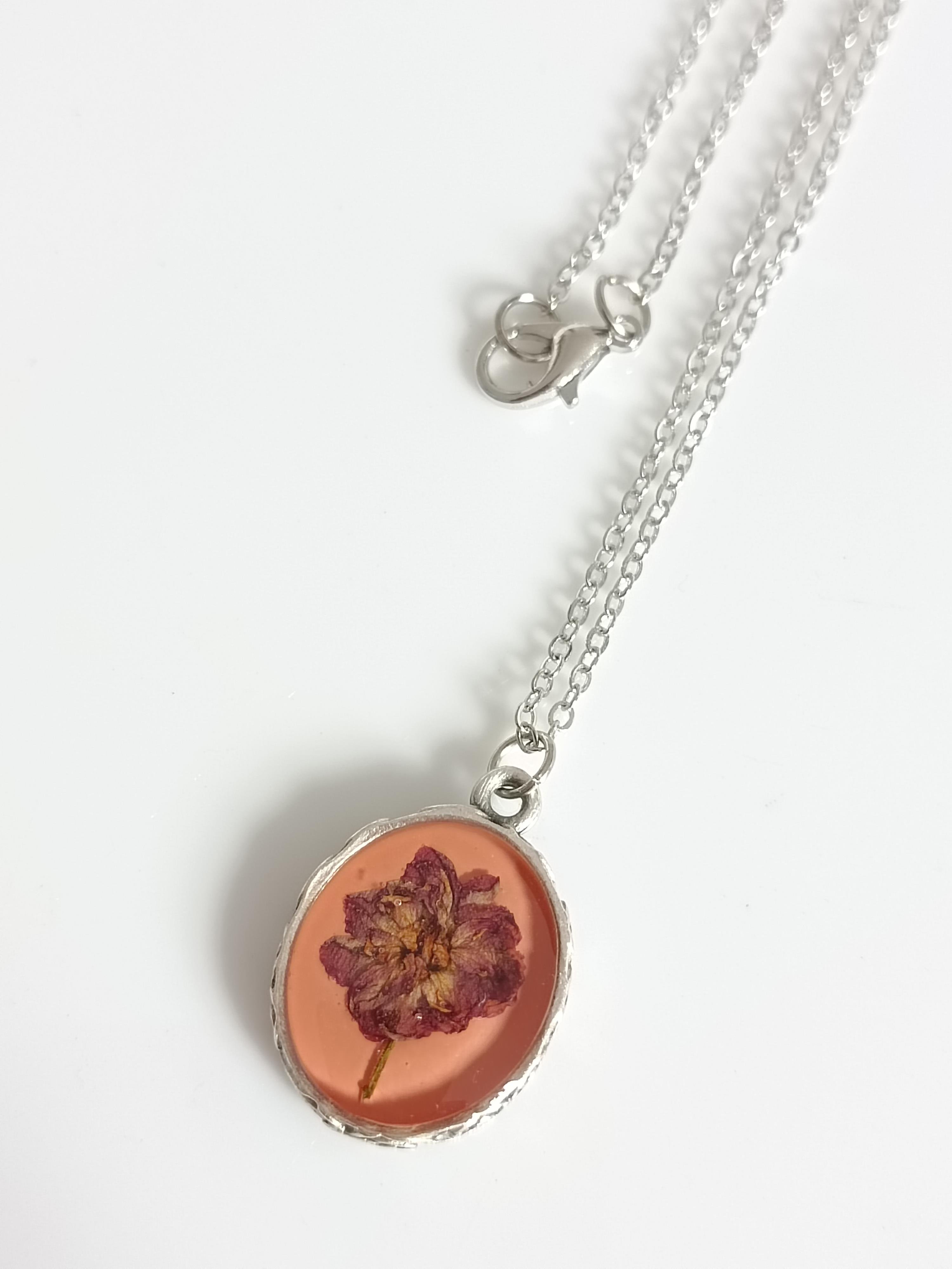 kurutulmuş çiçekten kolye