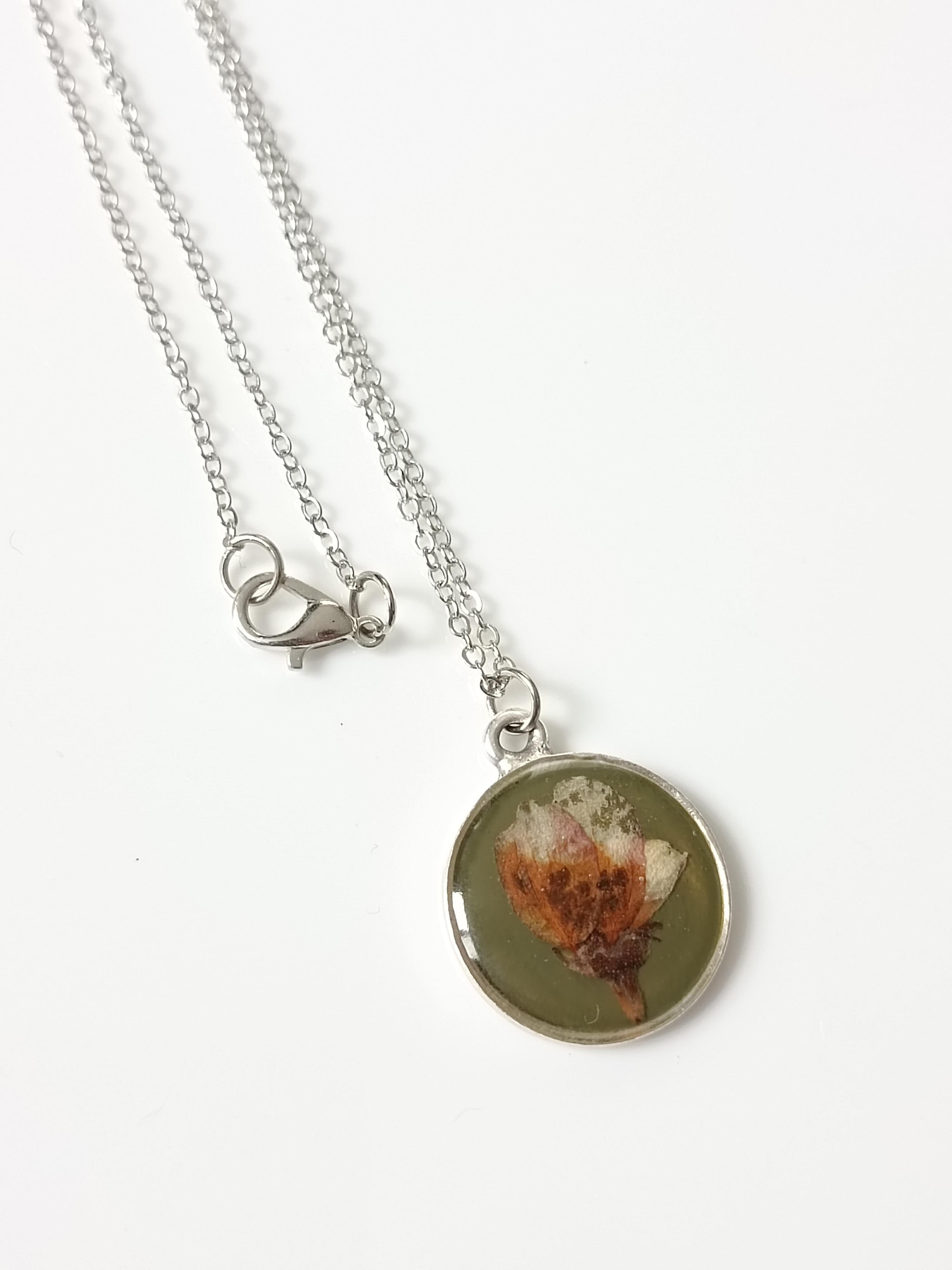 Kurutulmuş Çiçekten Kolye