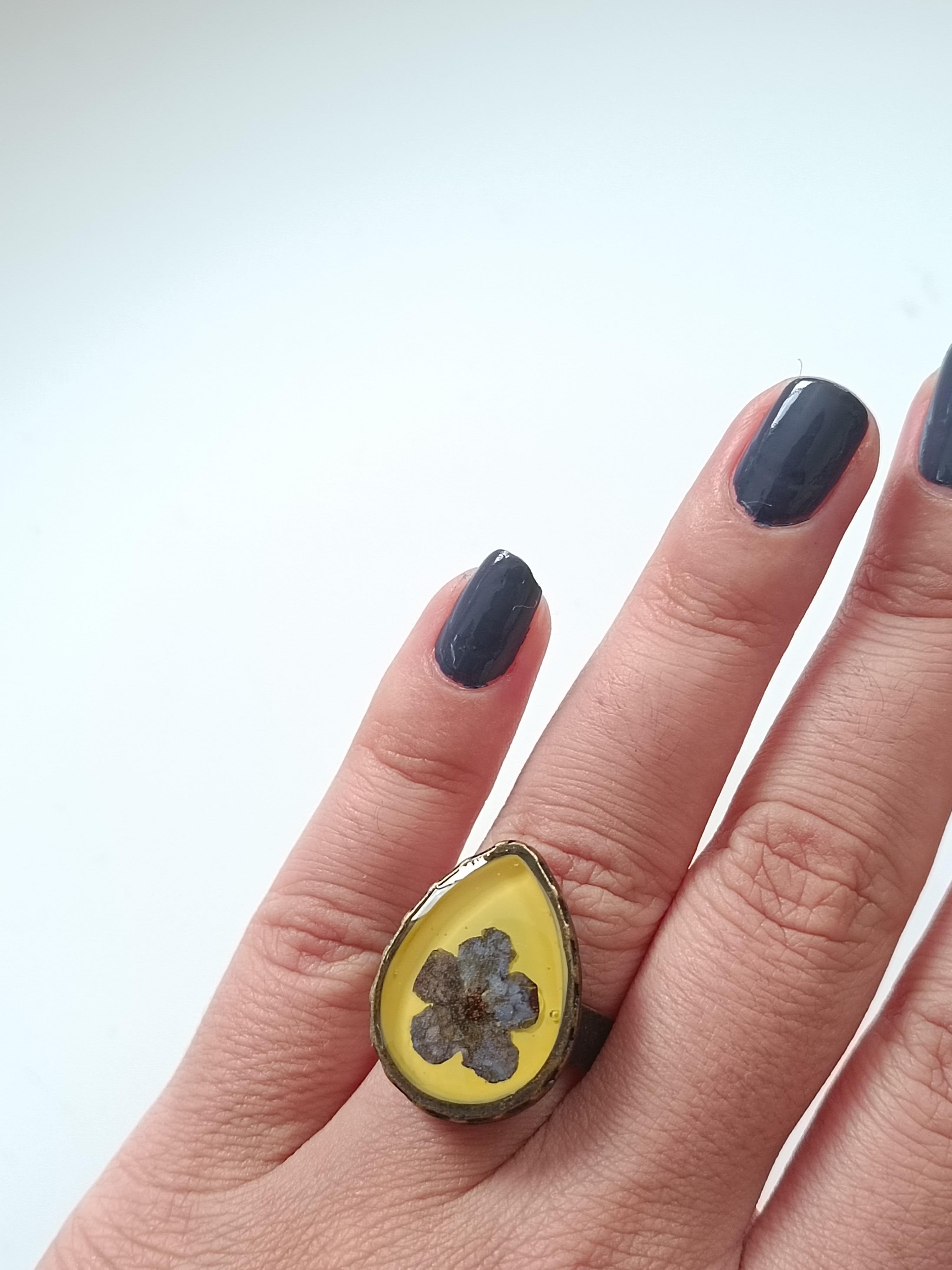 kurutulmuş çiçekten yüzük