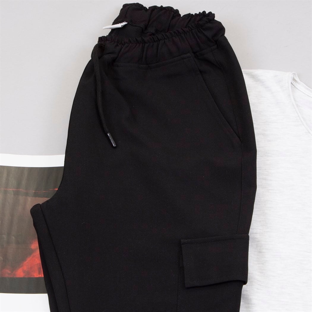 Açık Gri Tişört Jogger Pantolon Ayakkabı Kombin