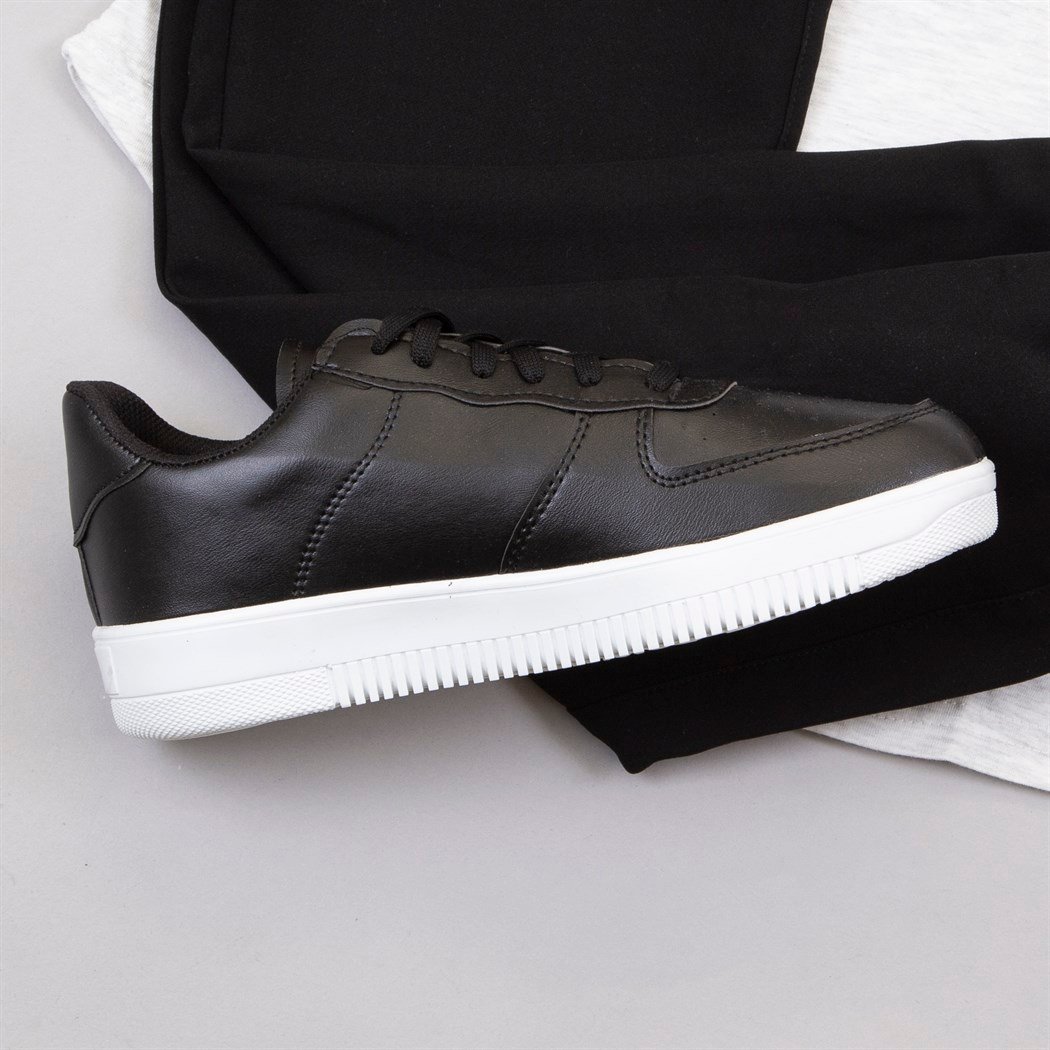 Açık Gri Tişört Jogger Pantolon Ayakkabı Kombin