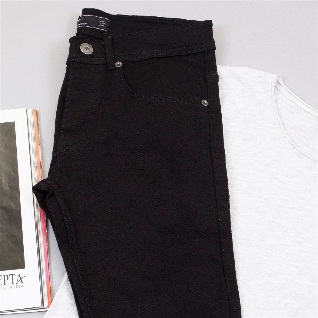 Açık Gri Tişört Pantolon Ayakkabı Kombin