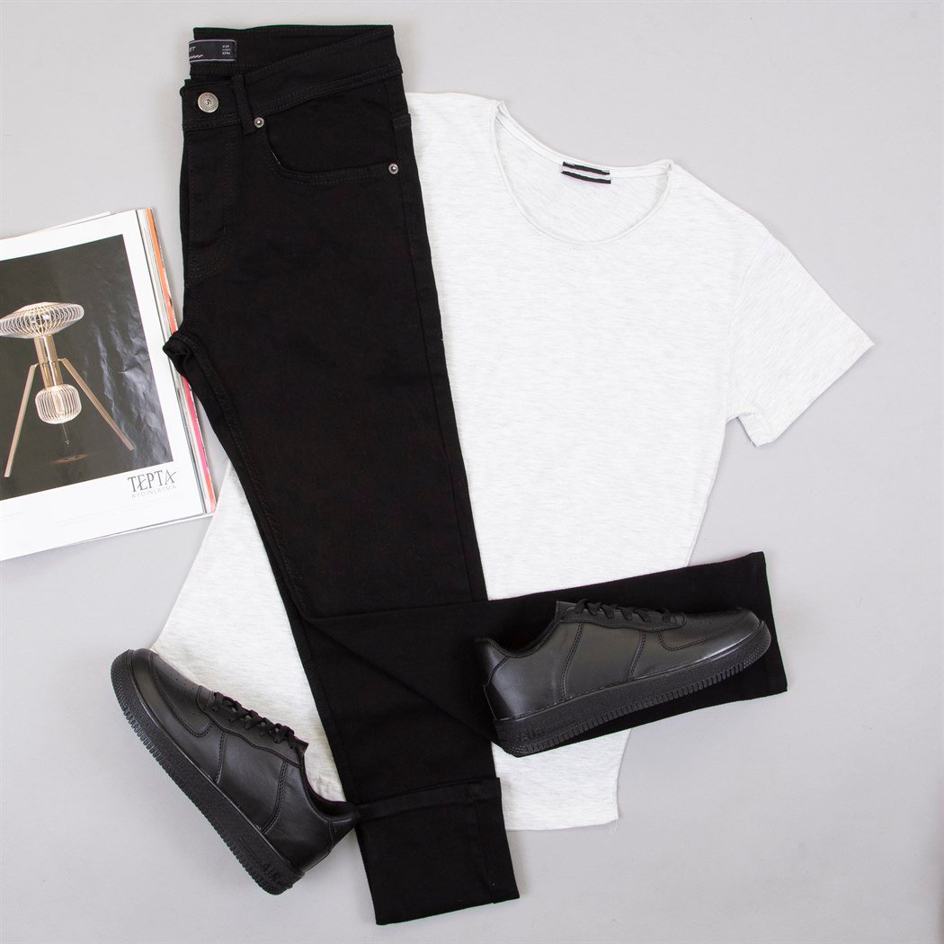 Açık Gri Tişört Pantolon Ayakkabı Kombin