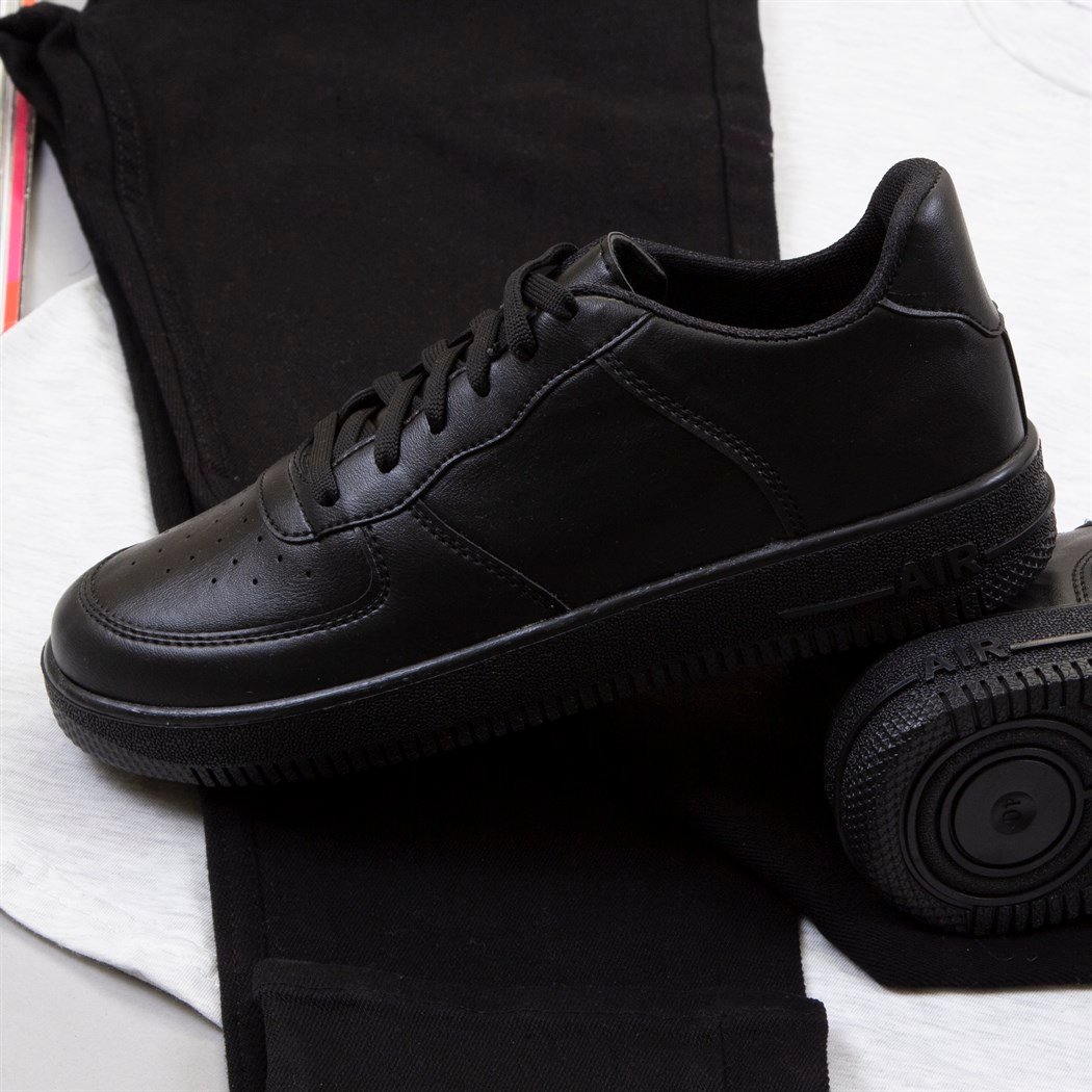 Açık Gri Tişört Pantolon Ayakkabı Kombin