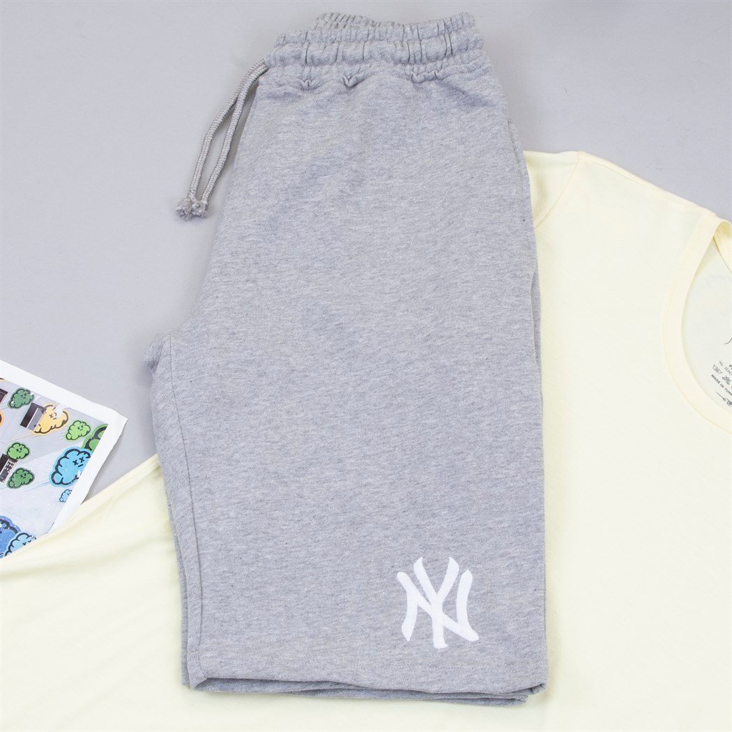 Açık Sarı Tişört Gri Penye Şort Kombin