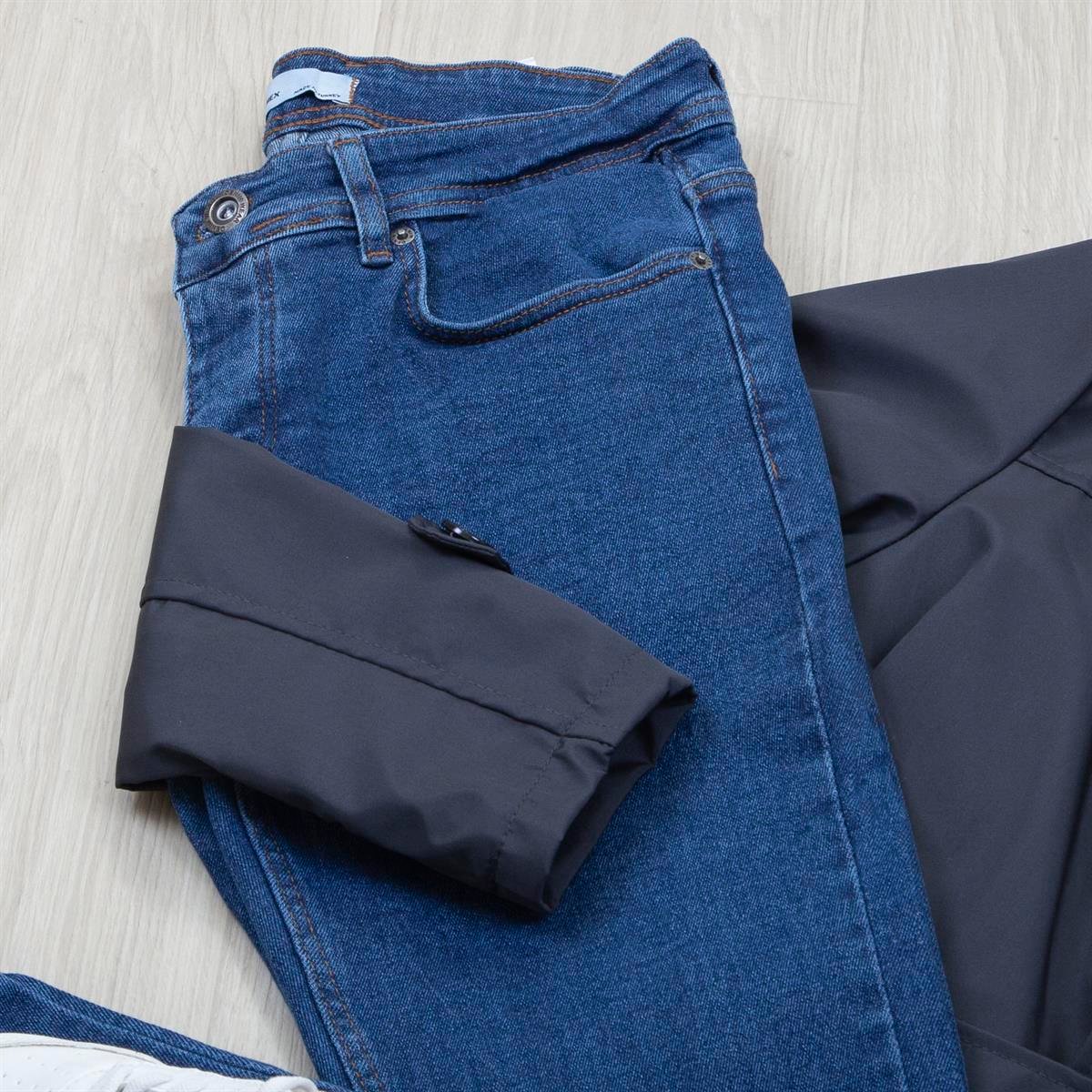 Antrasit Trençkot Tişört Pantolon Ayakkabı Kombin