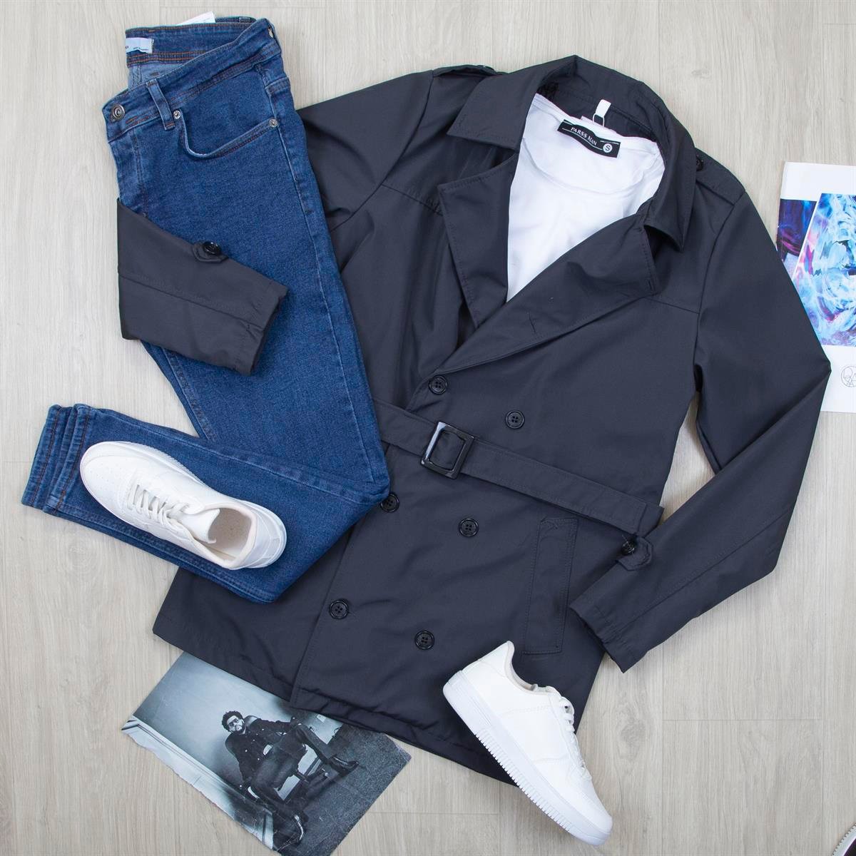 Antrasit Trençkot Tişört Pantolon Ayakkabı Kombin