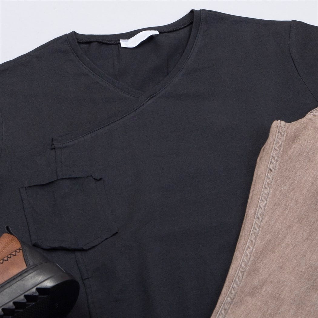 Asimetrik Kesim Tişört Pantolon Ayakkabı Kombin