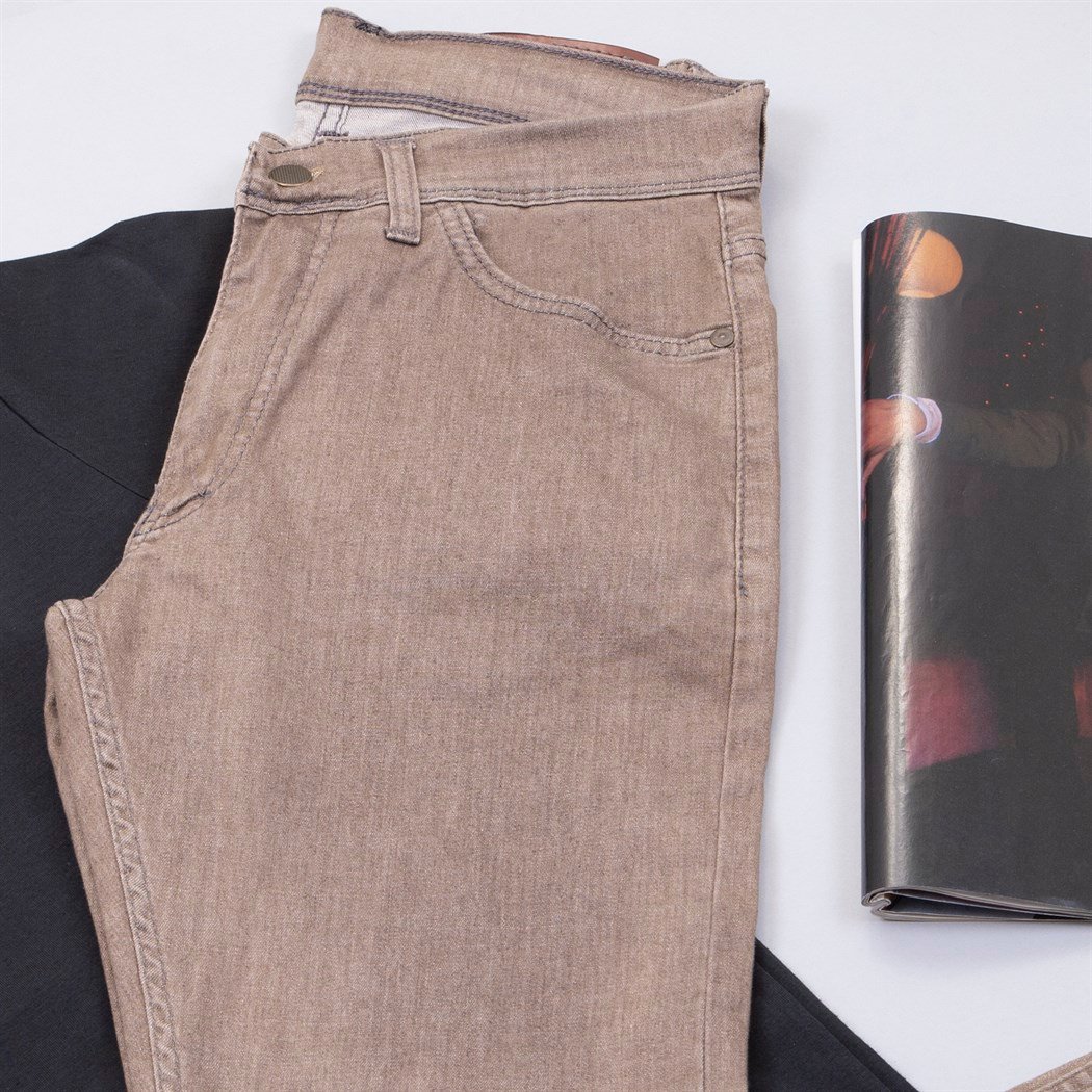 Asimetrik Kesim Tişört Pantolon Ayakkabı Kombin