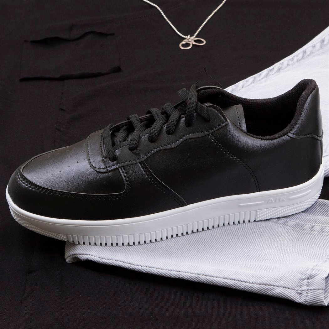 Asimetrik Siyah Tişört Pantolon Ayakkabı Kombin